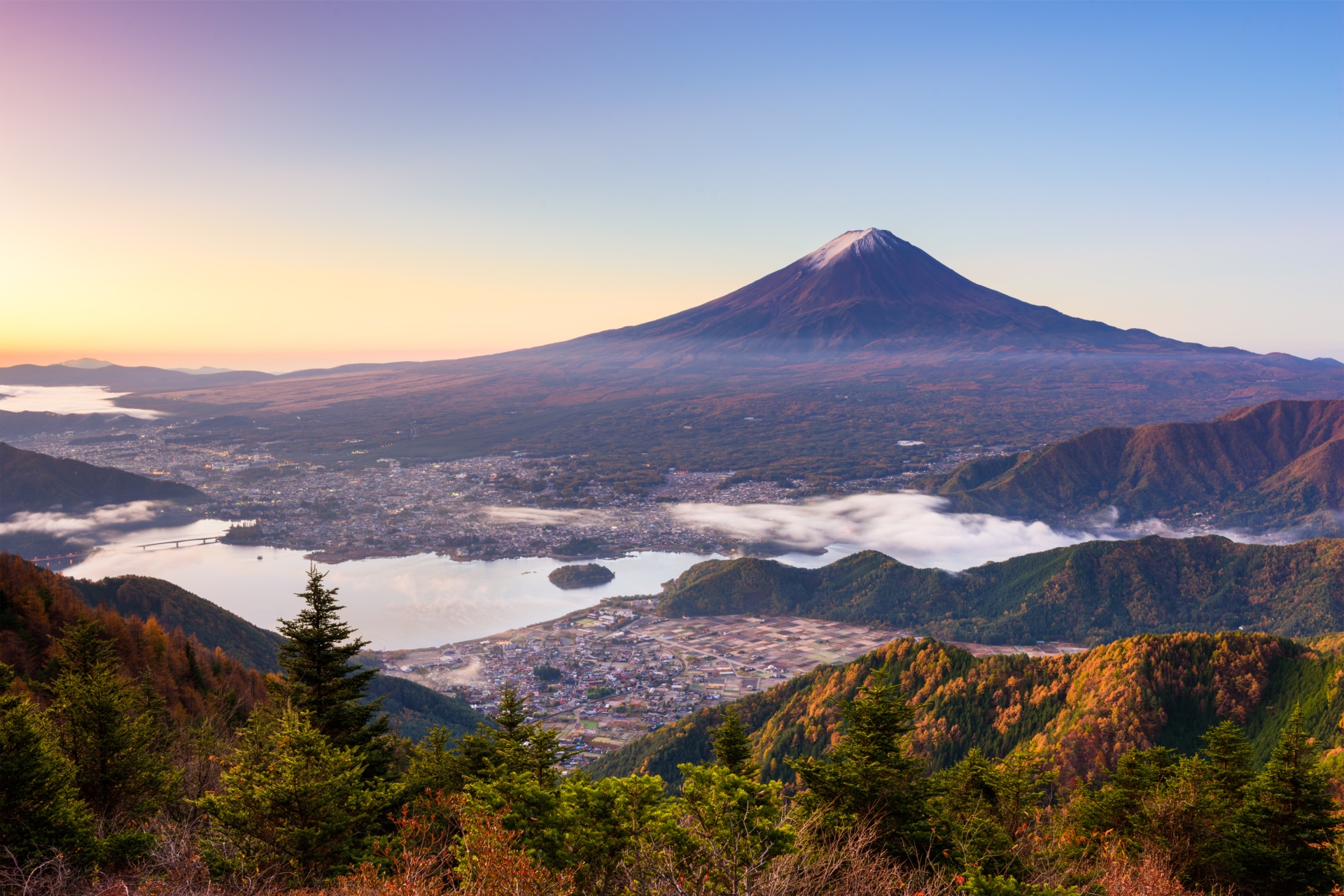 Sicht auf Fuchikawaguchiko und den Fuji.