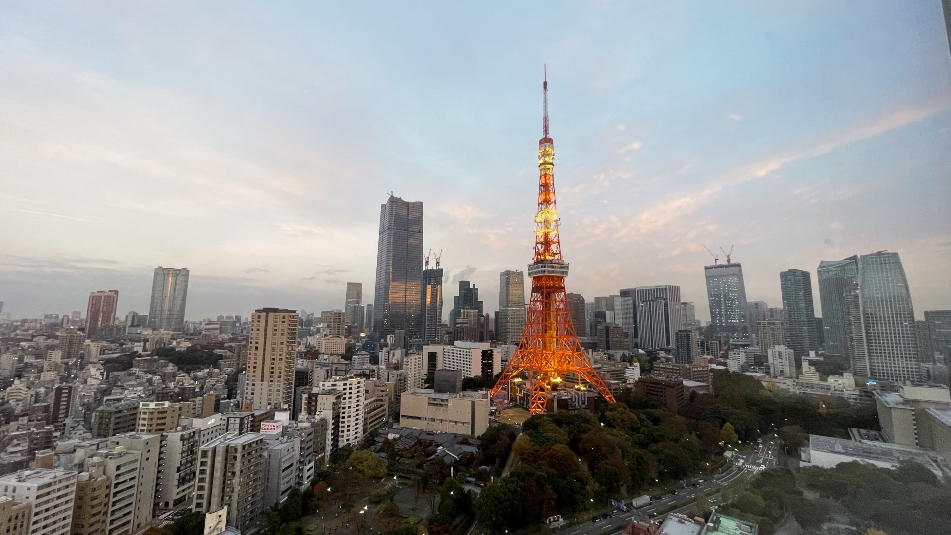 Der Tokyo Tower und das neue höchste Gebäude Japans dahinter.