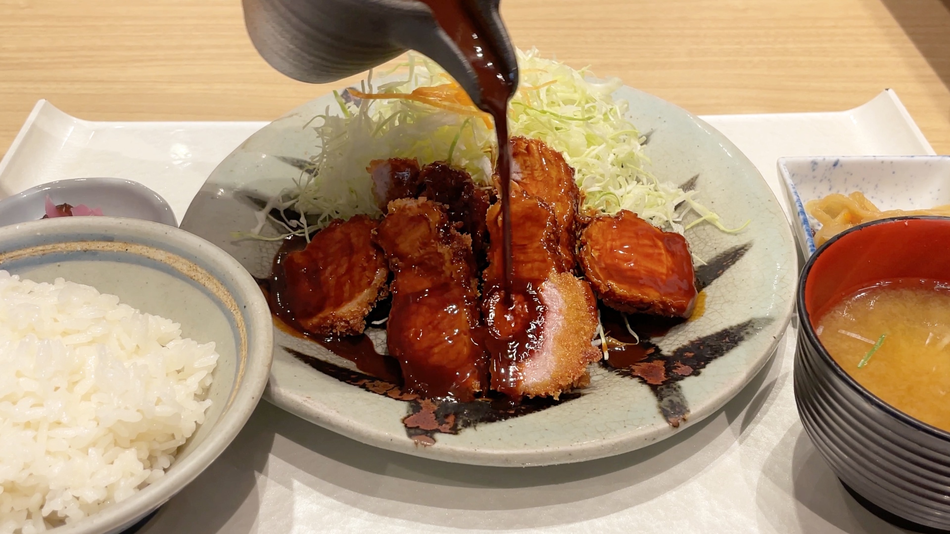 Tonkatsu mit einer Miso-Sauce.