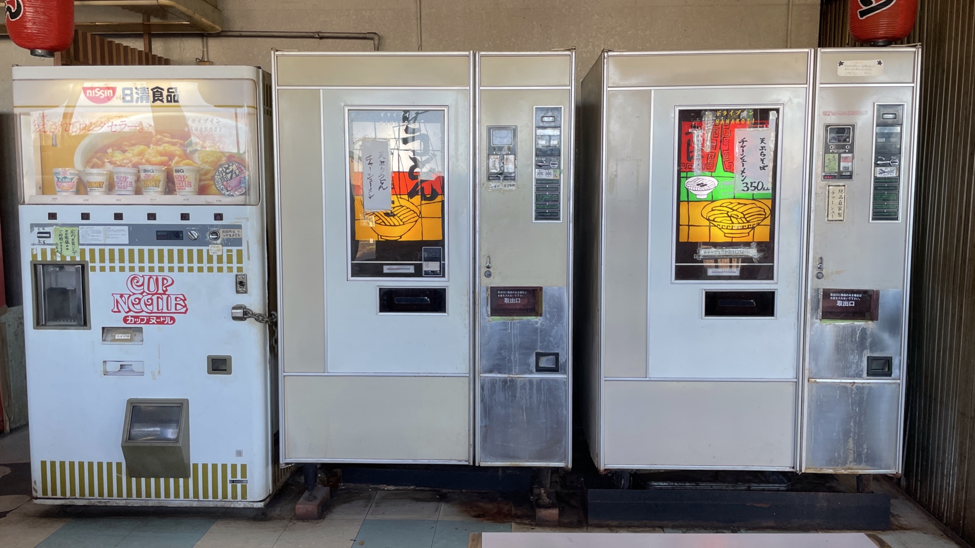 Der Ramen-Automat rechts geniesst besondere Beliebtheit.