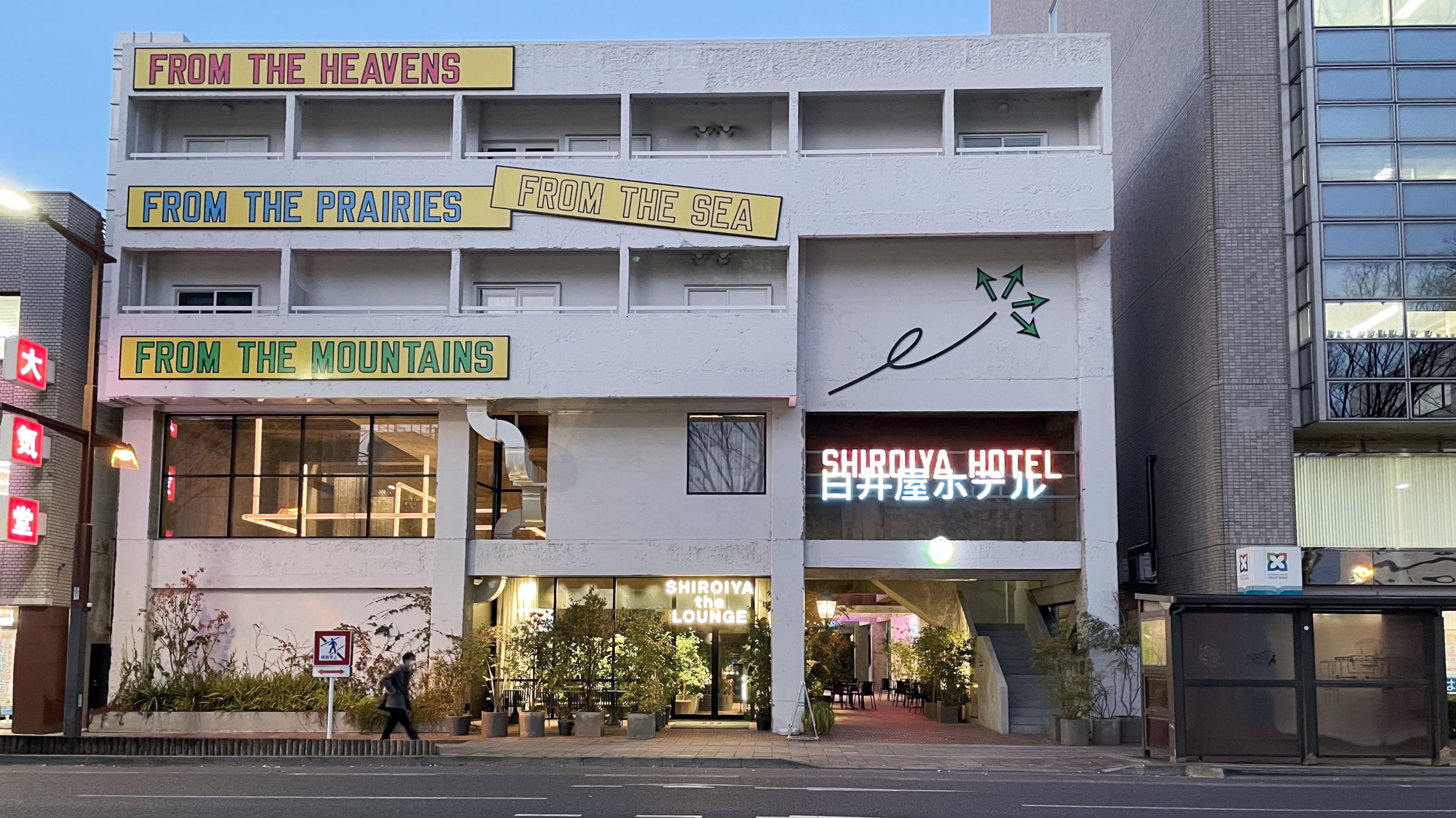 Die Fassade des Shiroiya Hotel mit den Schriften von Lawrence Weiner.
