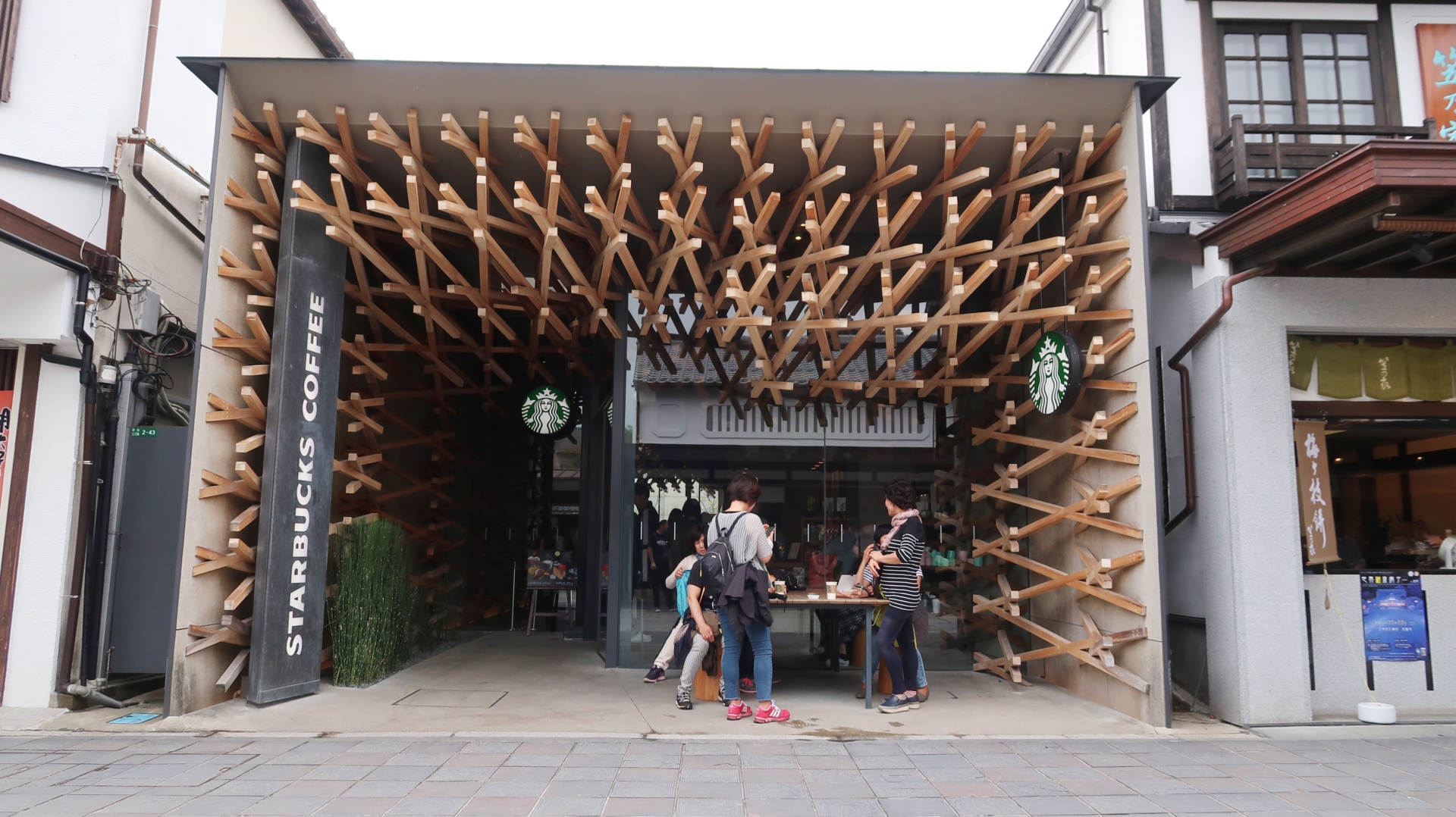 Das von Kengo Kuma entworfene Starbucks in Dazaifu.