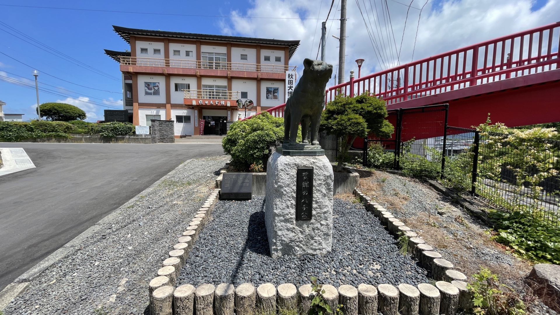 Eine weitere Hachiko-Statue steht vor dem Akita Dog Museum in Odate.