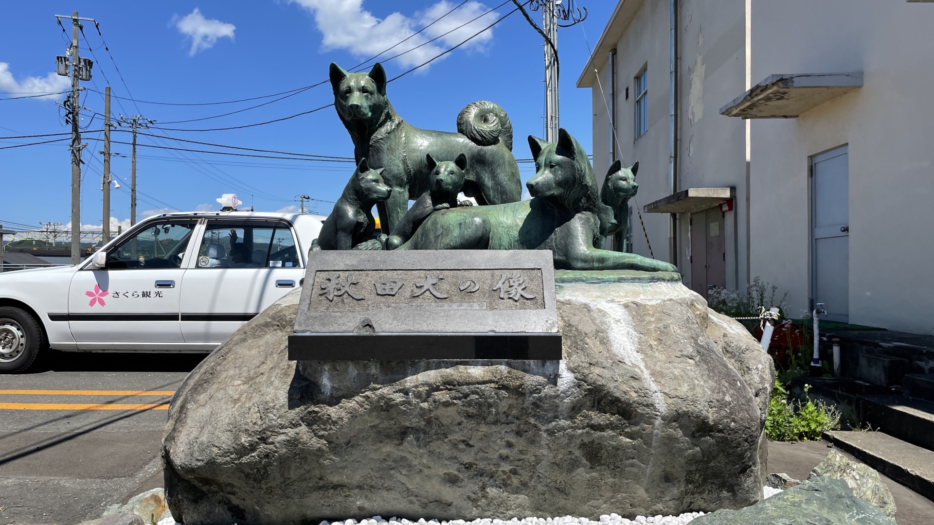 Eine weitere Akita-Hunde-Statue vor dem Bahnhof in Odate.