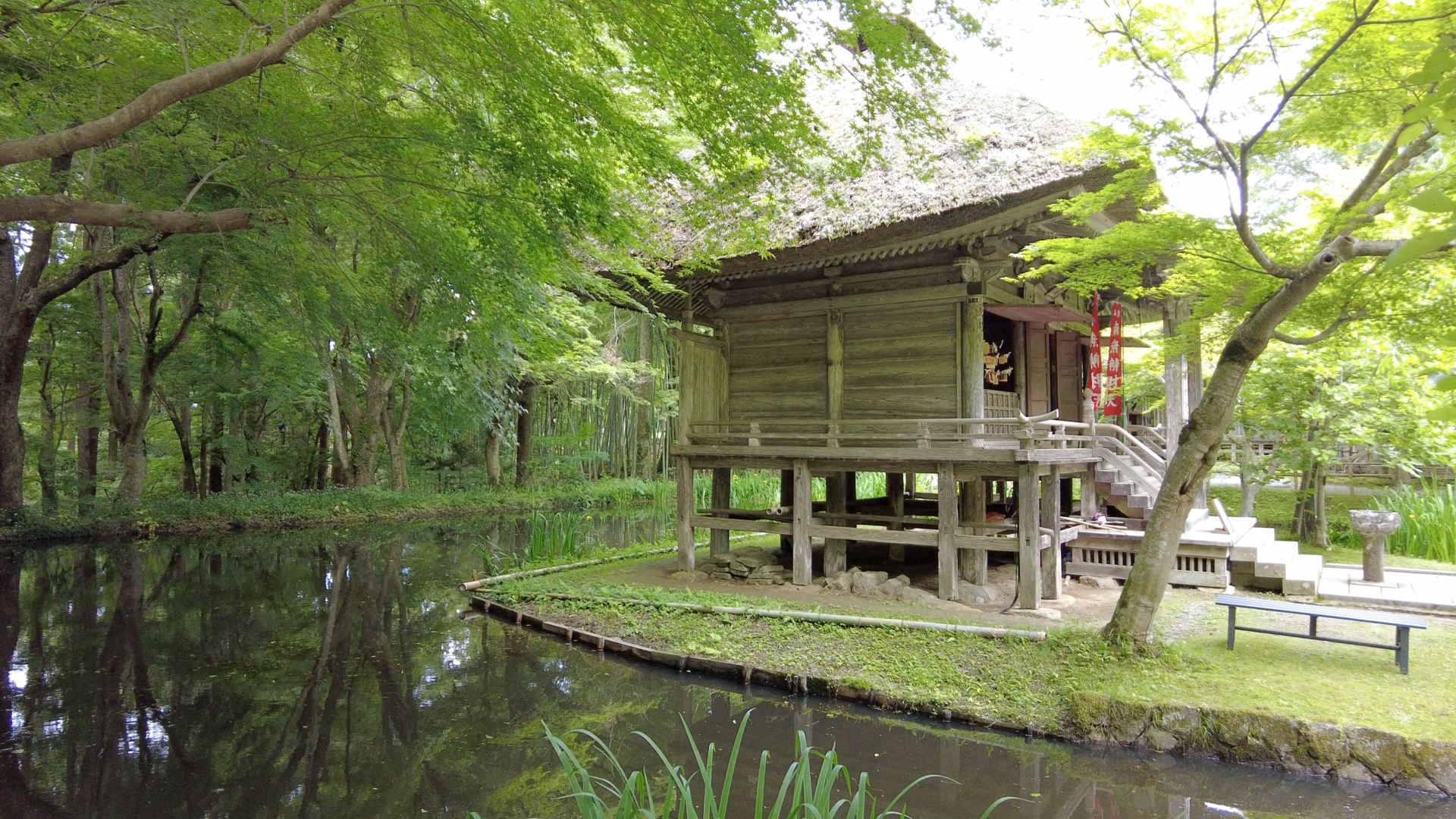 Die Halle Benzaitendō mit einem umgebenden Teich.