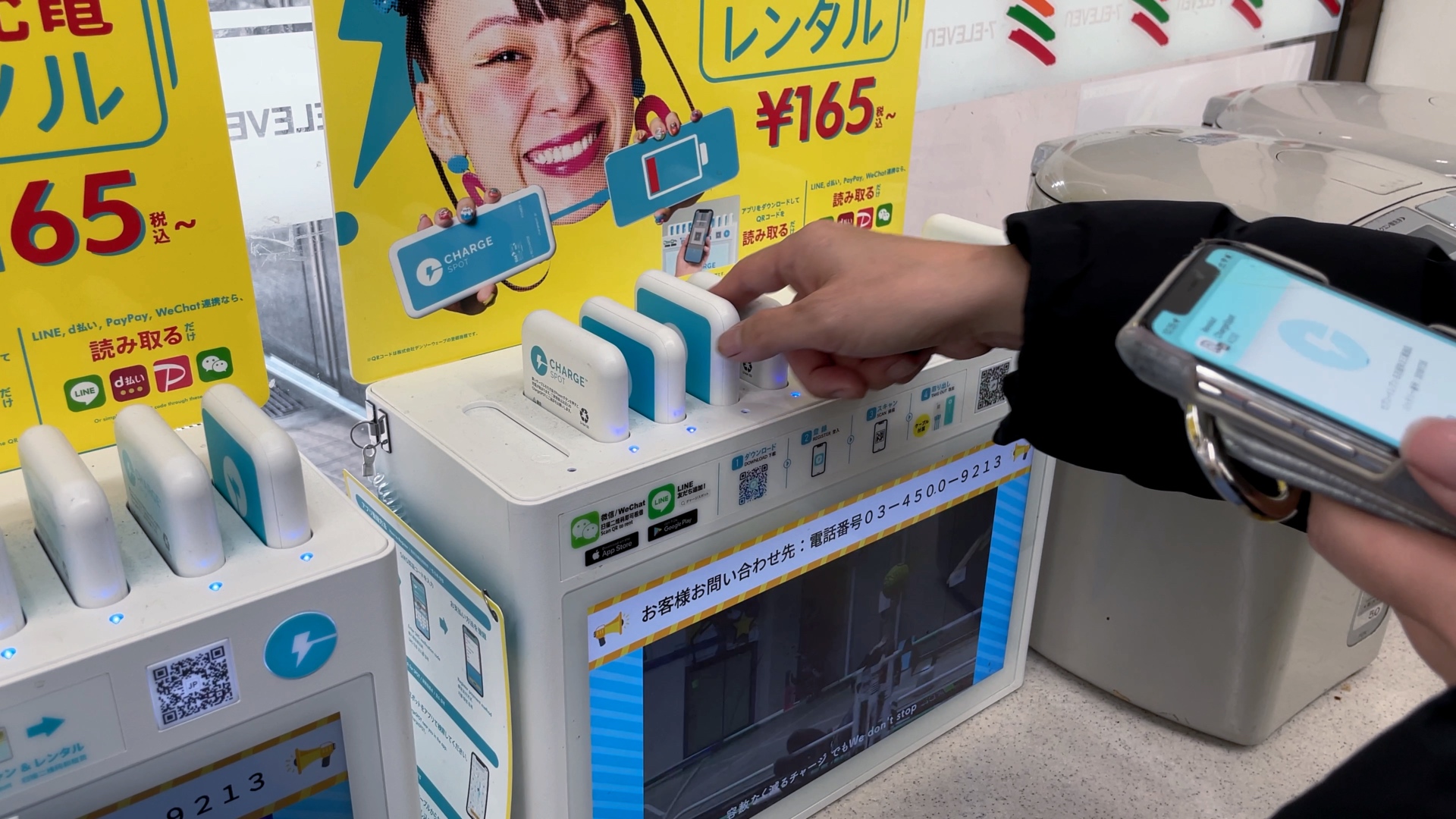 Eine ChargeSpot-Verleihstation in einem Minimarkt von 7-Eleven in Japan.