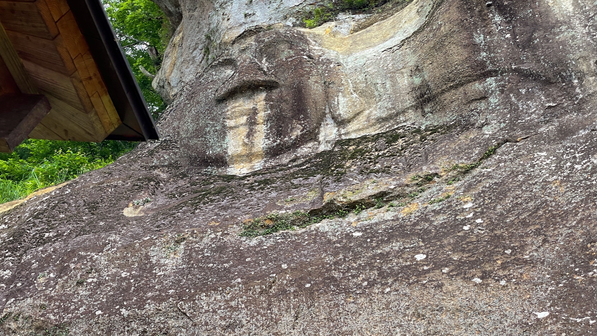 Buddha in Stein gemeisselt.