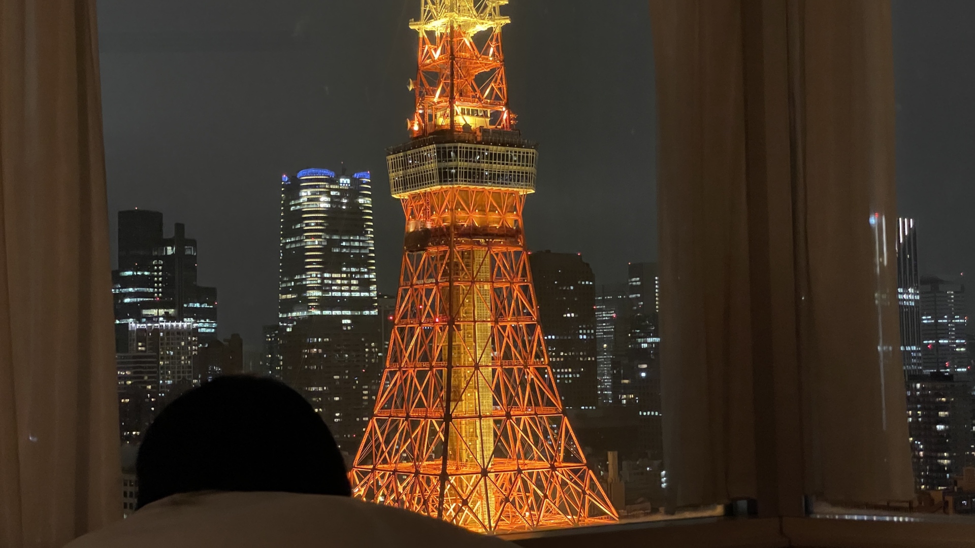 Zimmer mit Sicht auf den Tokyo Tower.