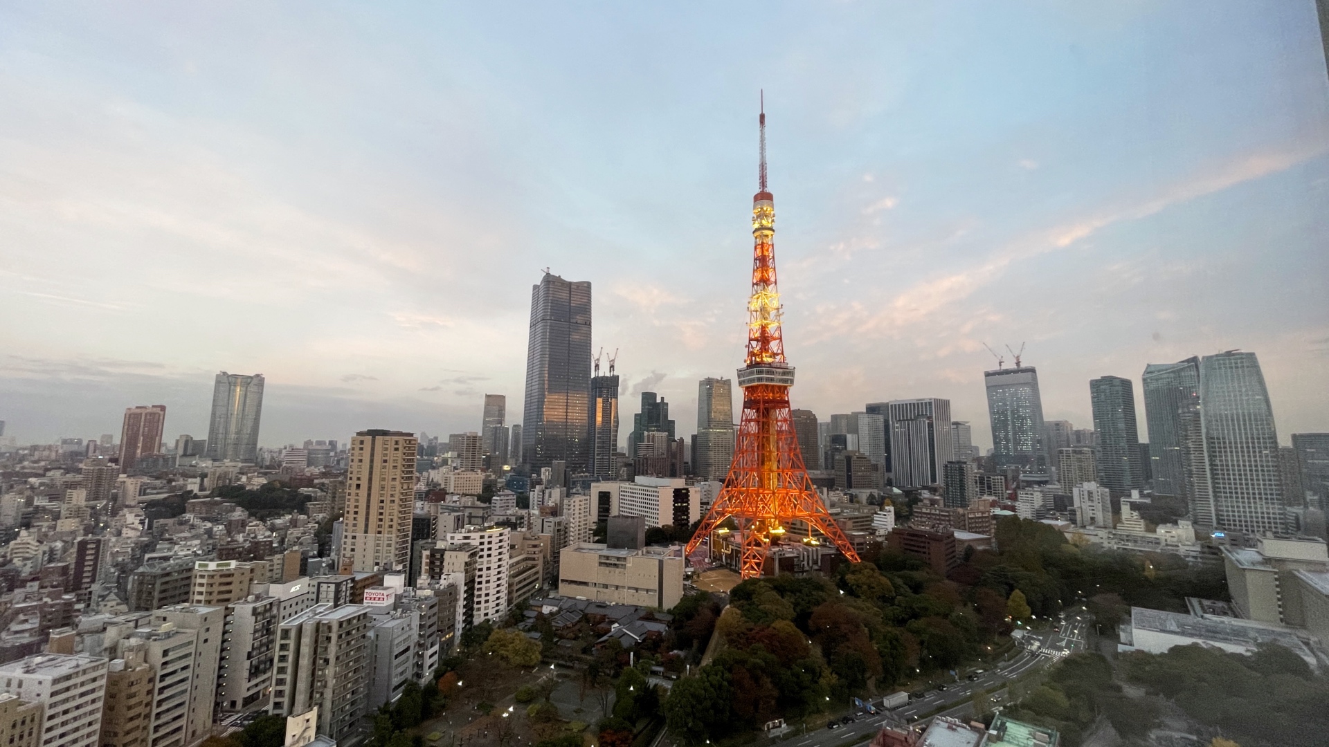 Der Tokyo Tower in den Morgenstunden. Gleich dahinter ist der neueste höchste Wolkenkratzer Japans.