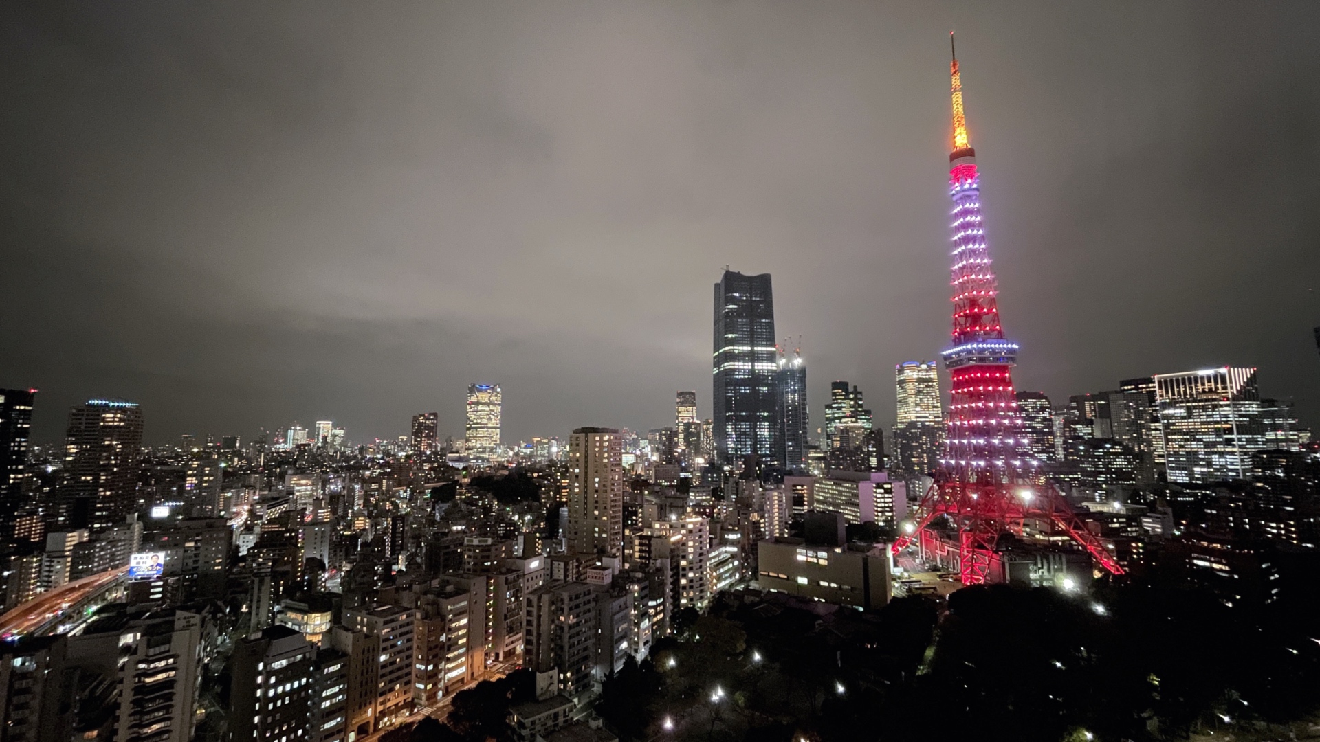 Der Tokyo Tower mit Nachtbeleuchtung.