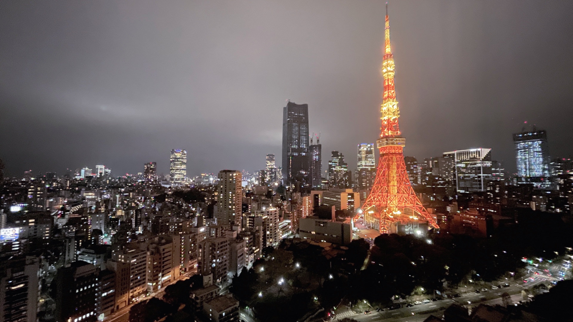 Der Tokyo Tower in den klassischen Farben.