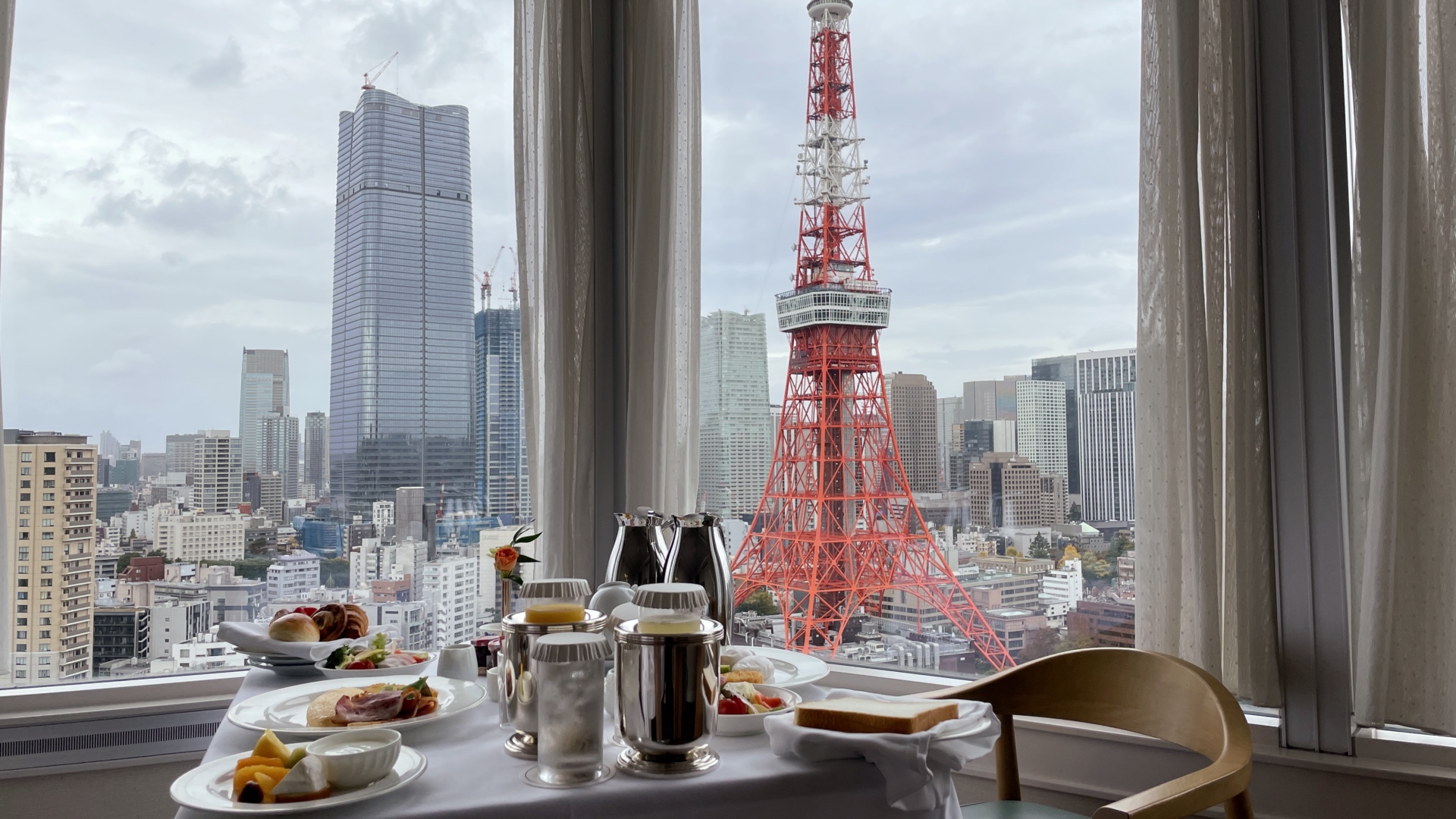Frühstück mit Blick auf den Tokyo Tower.