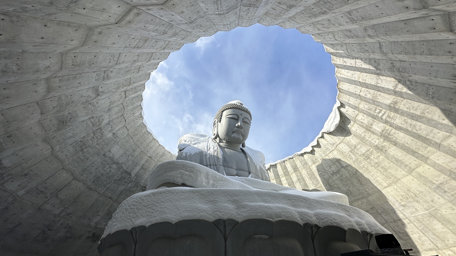 Der Buddha im Innern des Bauwerks.