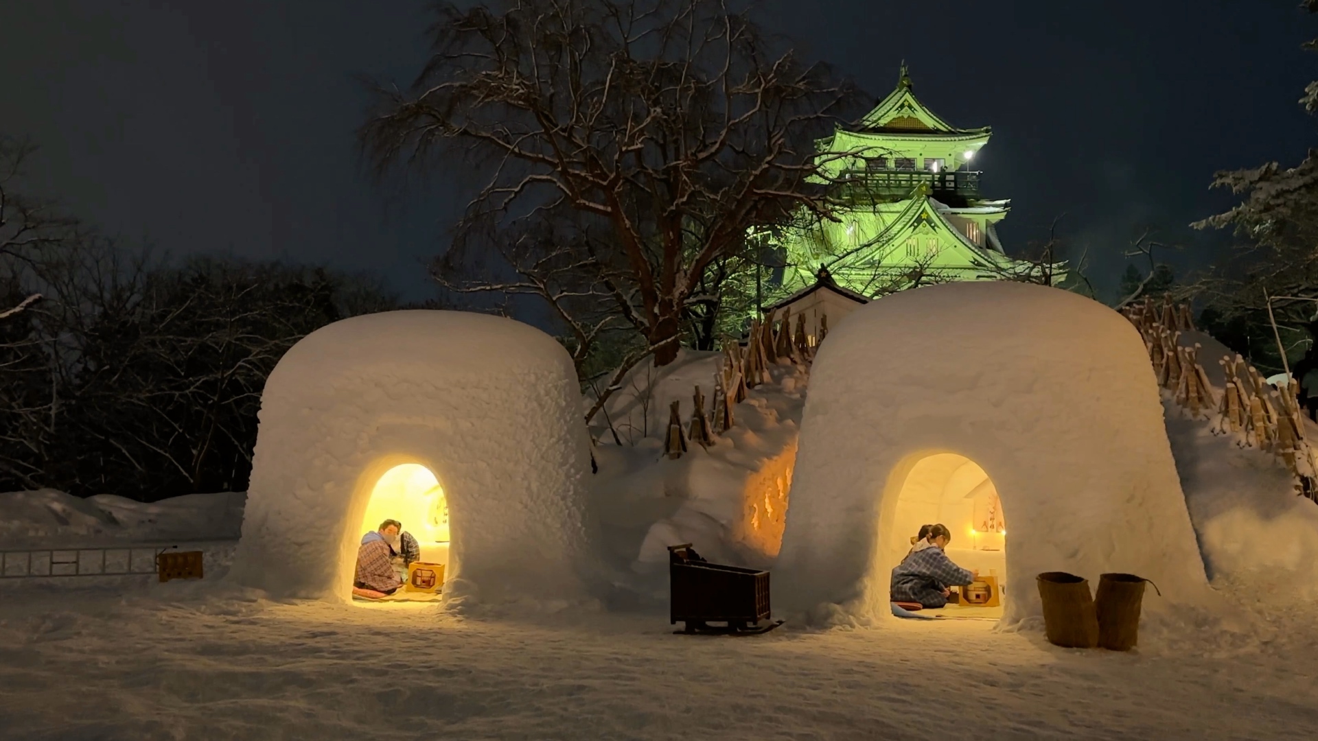 Das Wahrzeichen des Festivals: Die zwei Schneehütten vor der Burg von Yokote.