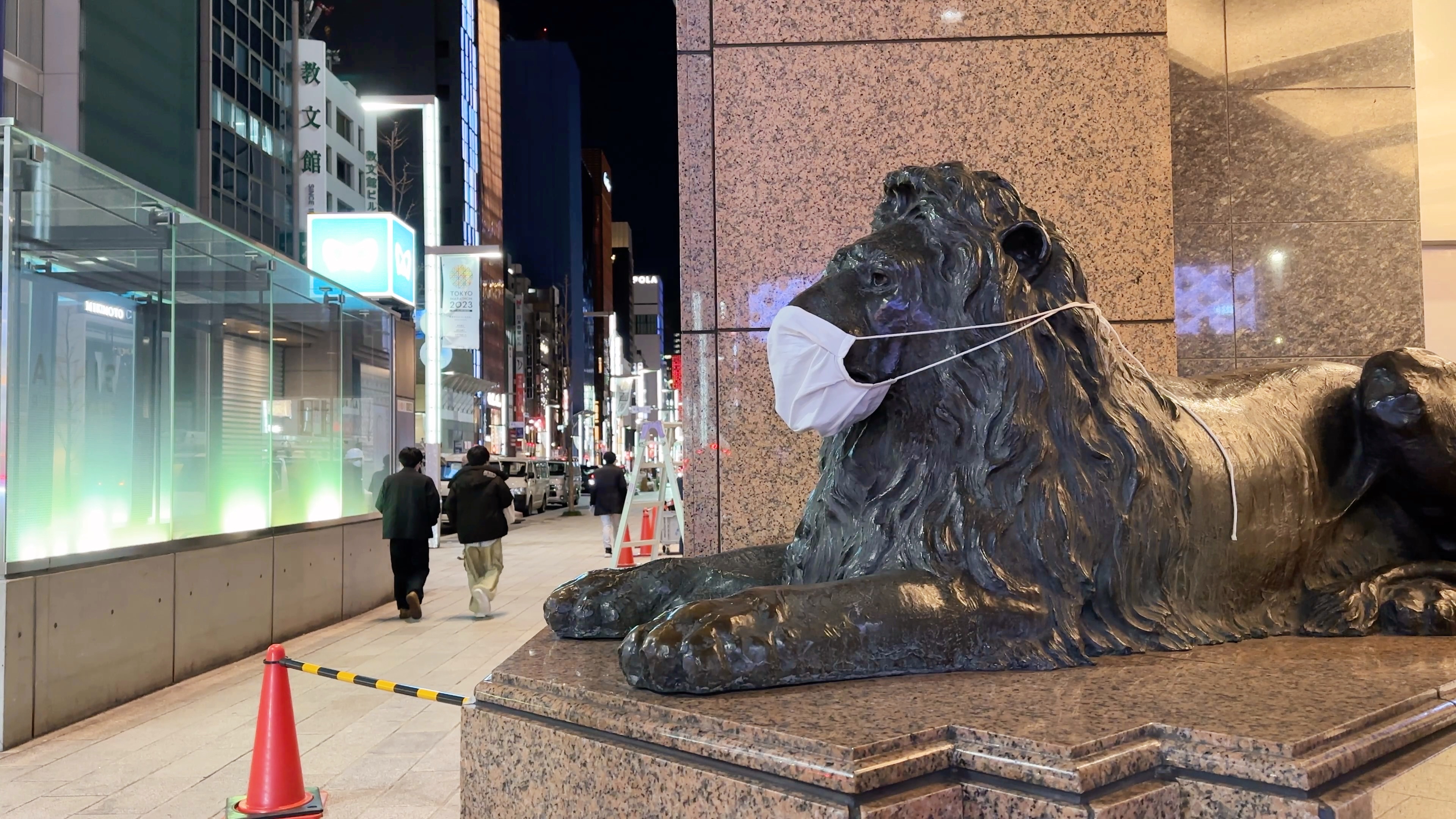 Die Löwenstatue vor dem Mitsukoshi-Kaufhaus trägt seit dem 13. März 2023 keine Maske mehr.