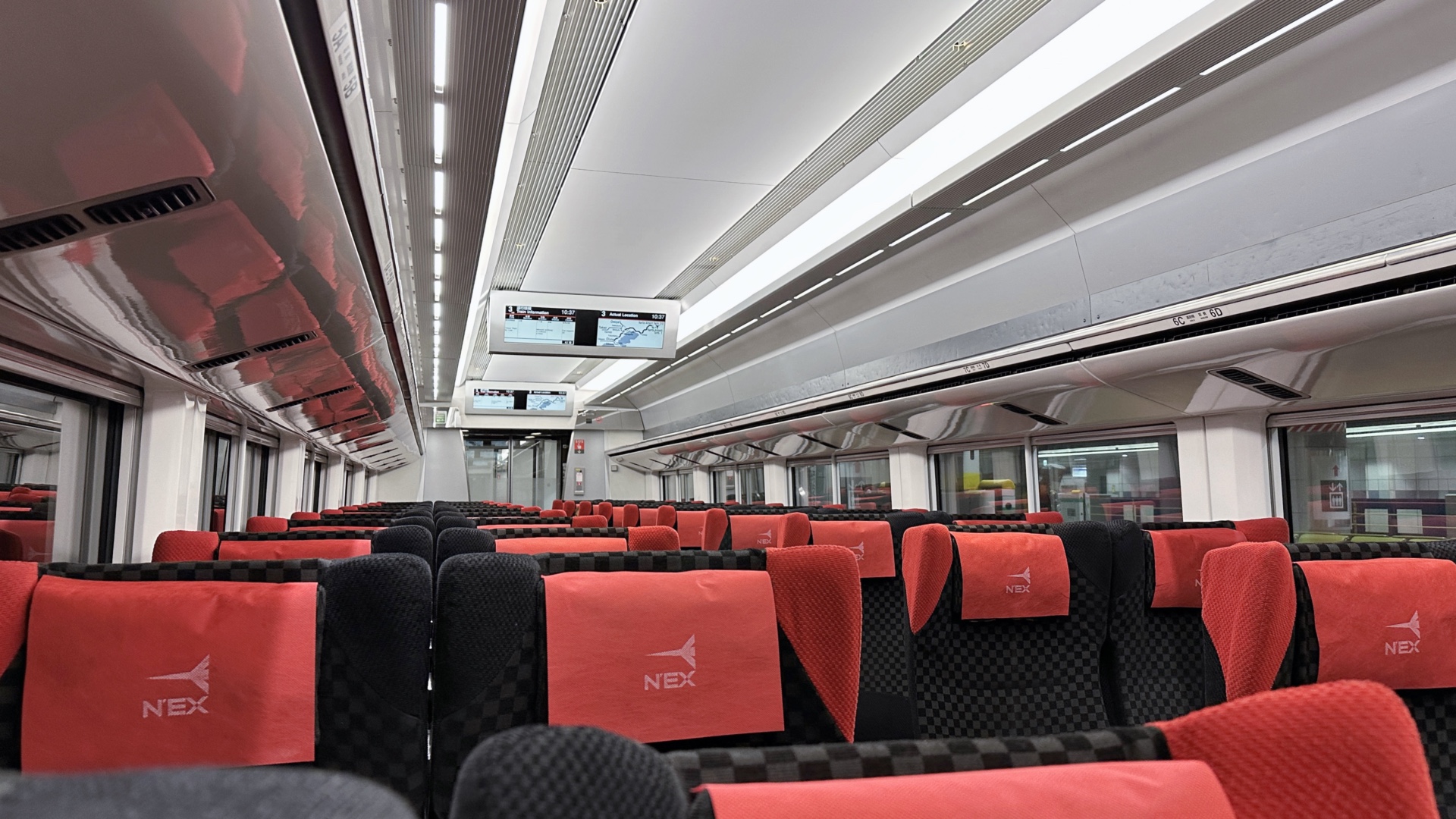 Im Innern des JR Narita Express.