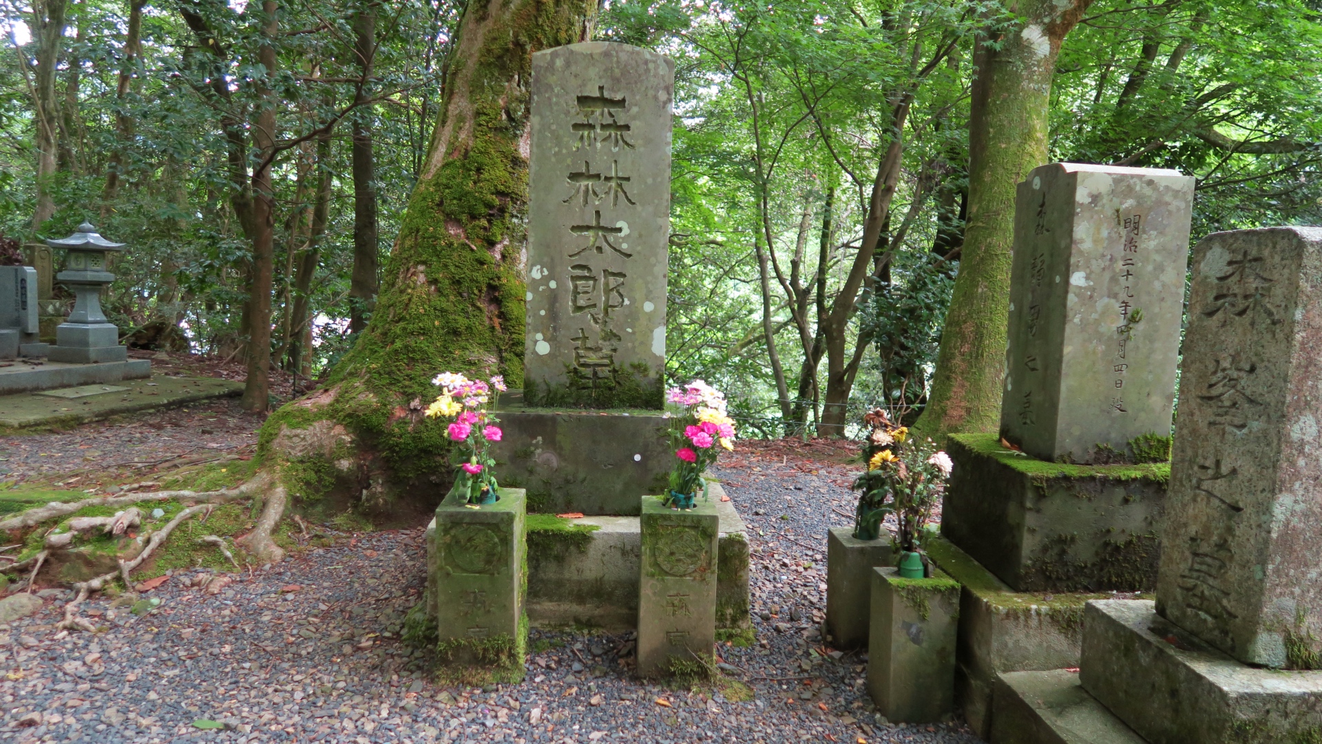 Das Grab von Mori Ogai, dessen bürgerlicher Name Mori Rintaro war.