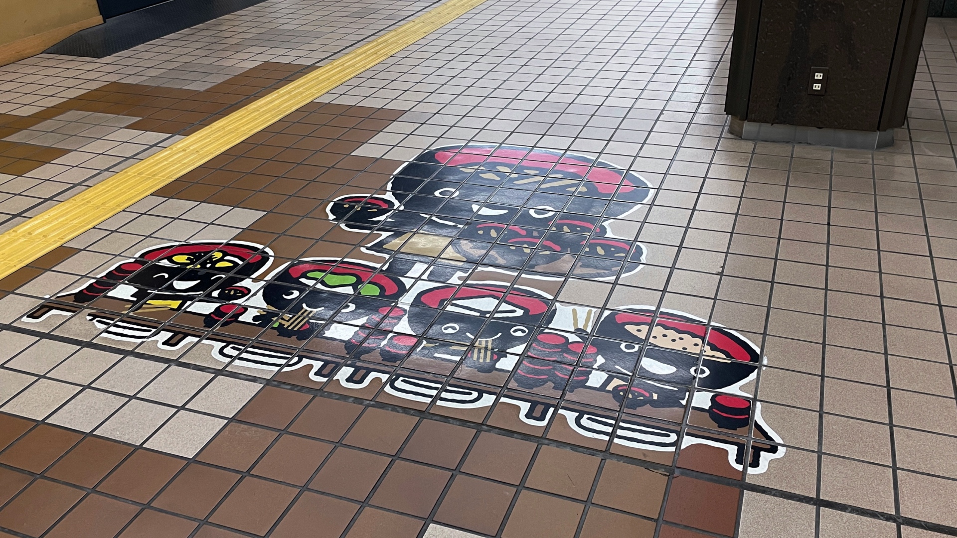 Im Bahnhof Morioka: Das Soba-Masskotchen zuoberst.