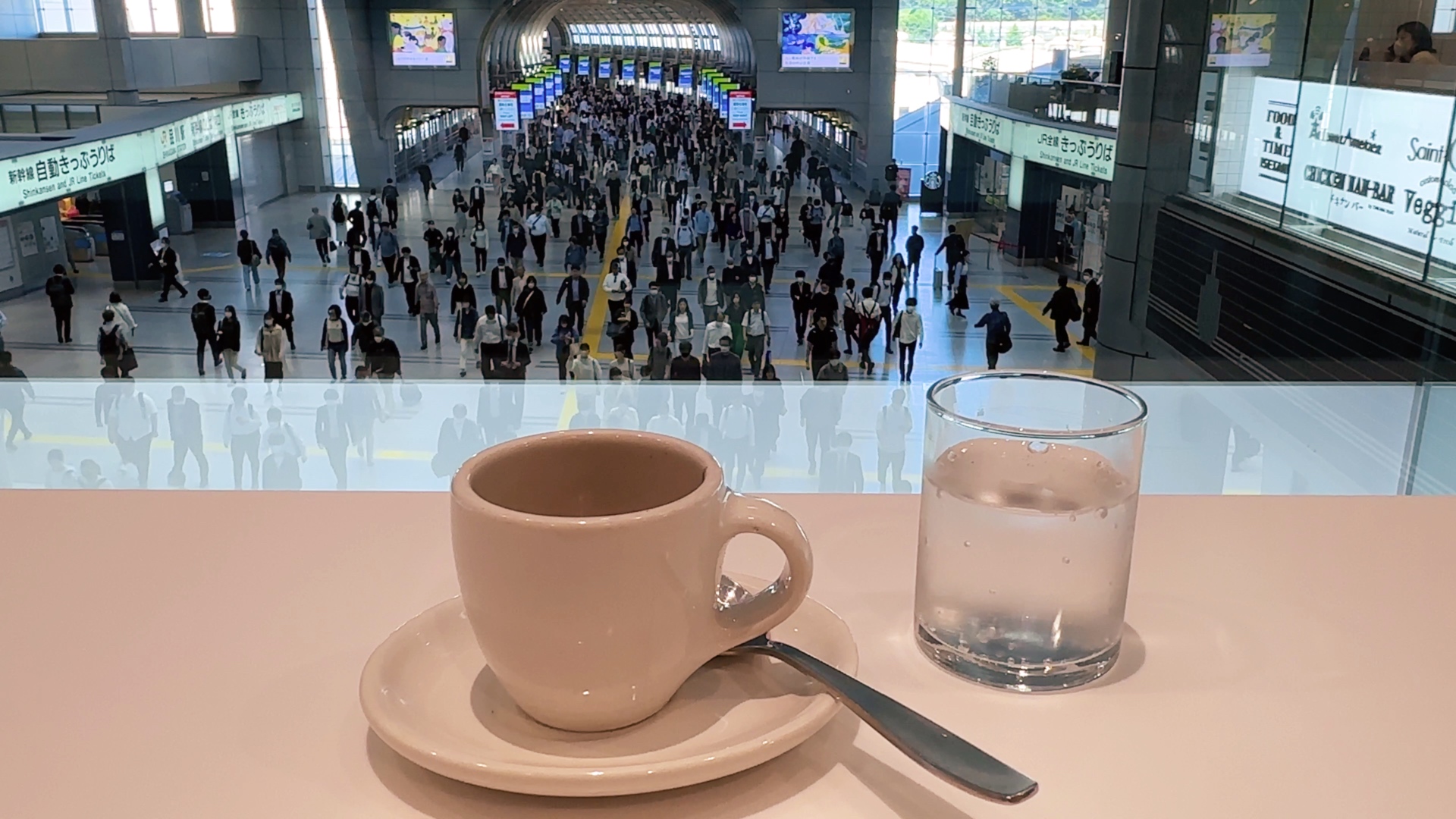 Ein Kaffee im Blue Bottle im Bahnhof Shinagawa.