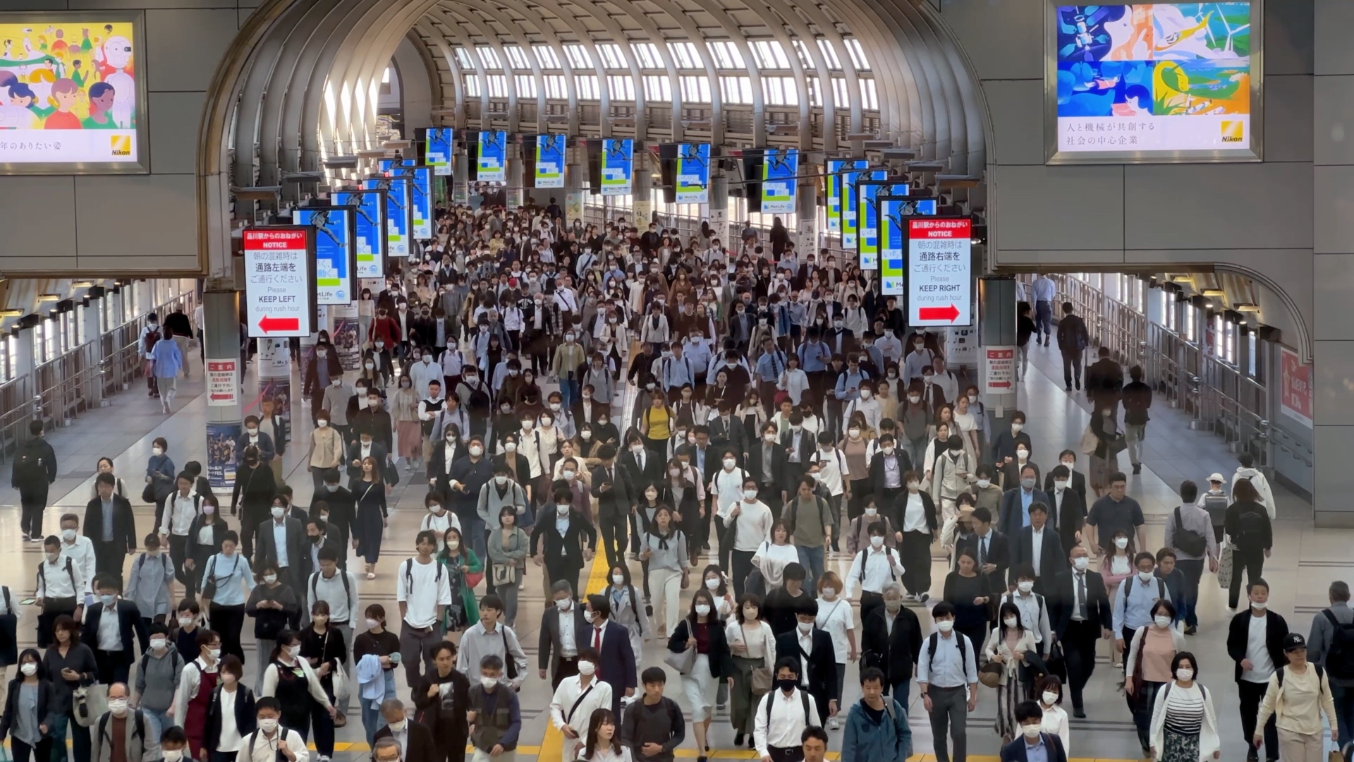 Der allmorgendliche Pendlerstrom im Bahnhof Shinagawa.