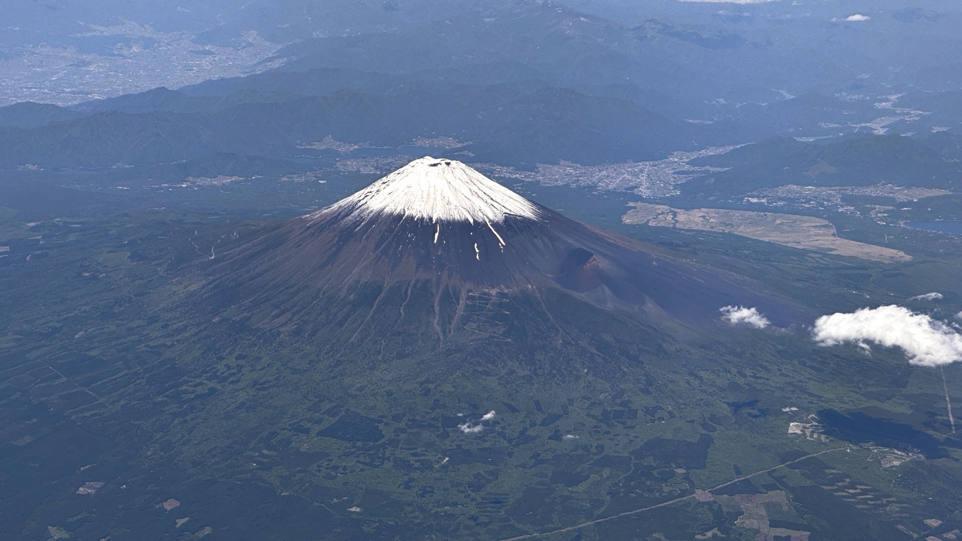 Hinter dem Fuji ist der Ort Fujikawaguchiko zu sehen.