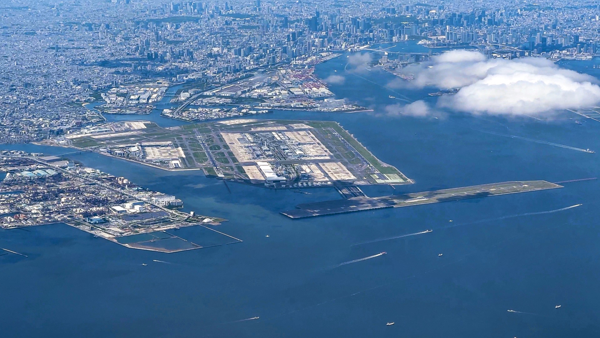 Der Flughafen Haneda und dahinter die Hauptstadt Tokyo.