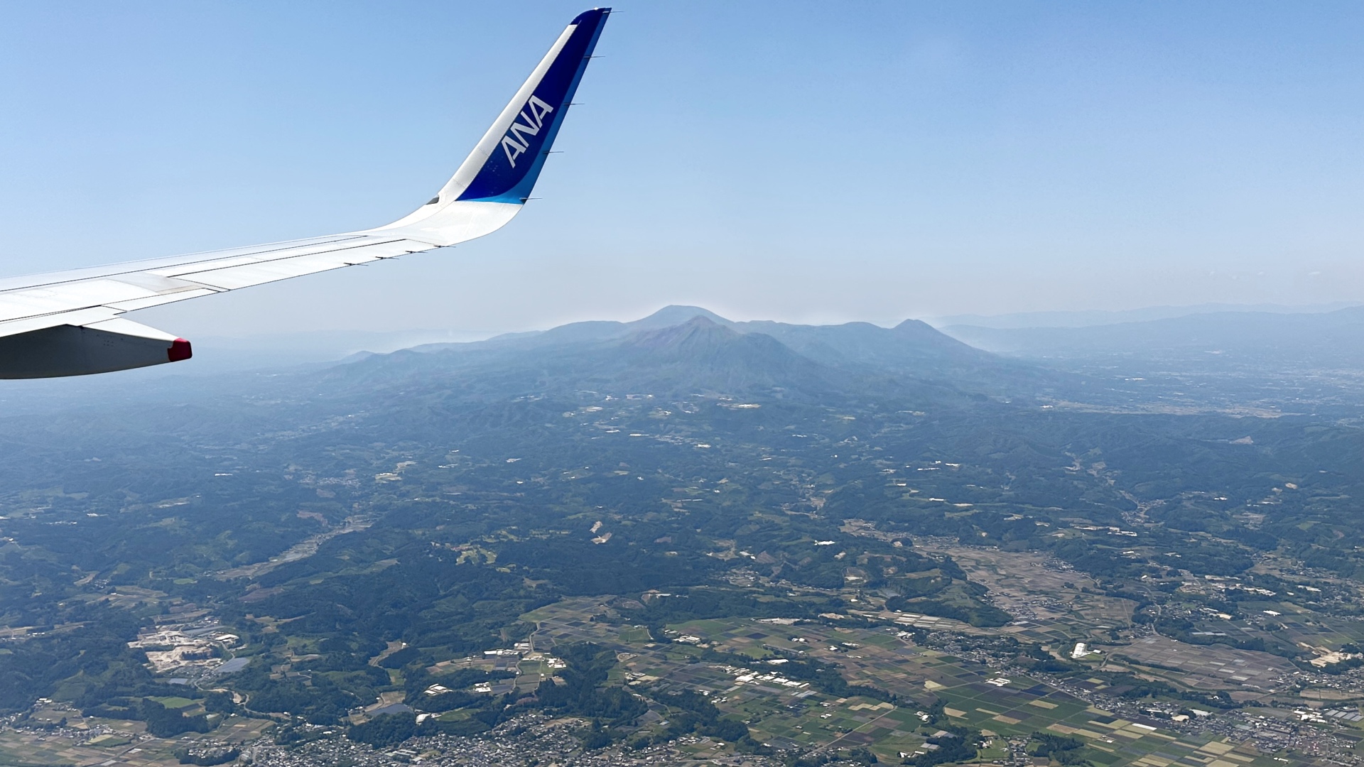 Ankunft in Kyushu: Die vulkanische Kirishima-Bergkette vor der Landung auf dem Flughafen Kagoshima.