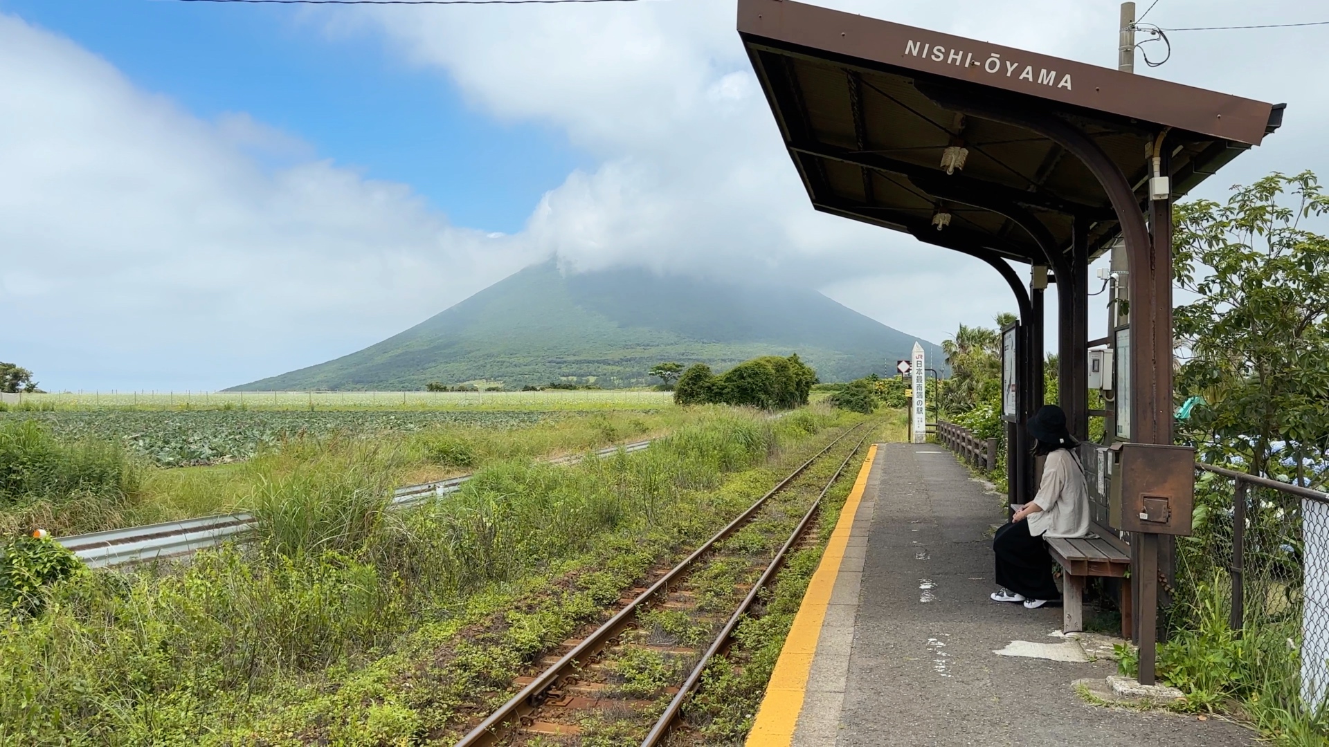 Der JR-Bahnhof Nishi-Ōyama mit dem Satsuma-Fuji im Hintergrund.
