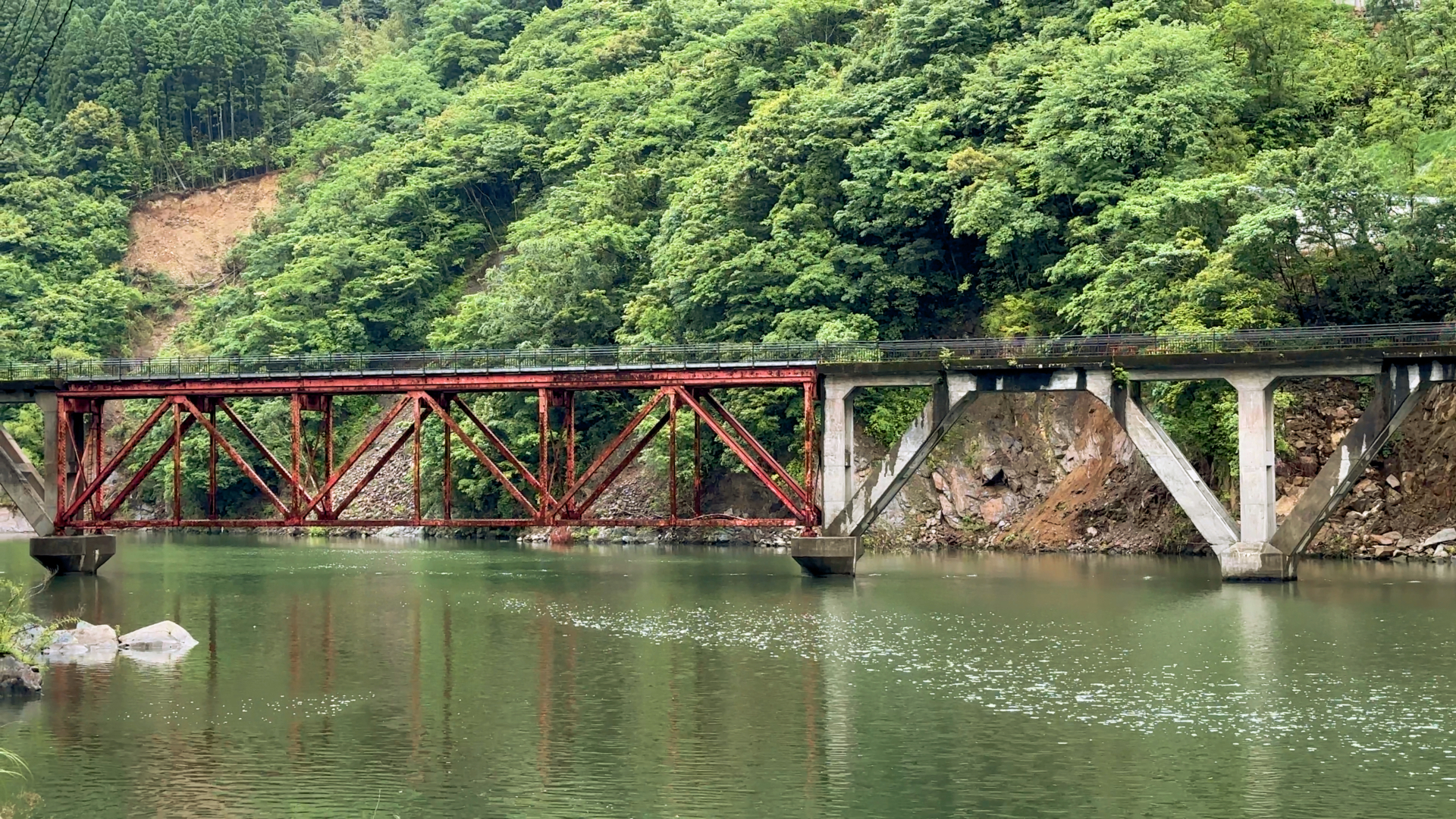 Die Brücke wurde 1939 erbaut und ist 275 Meter lang.