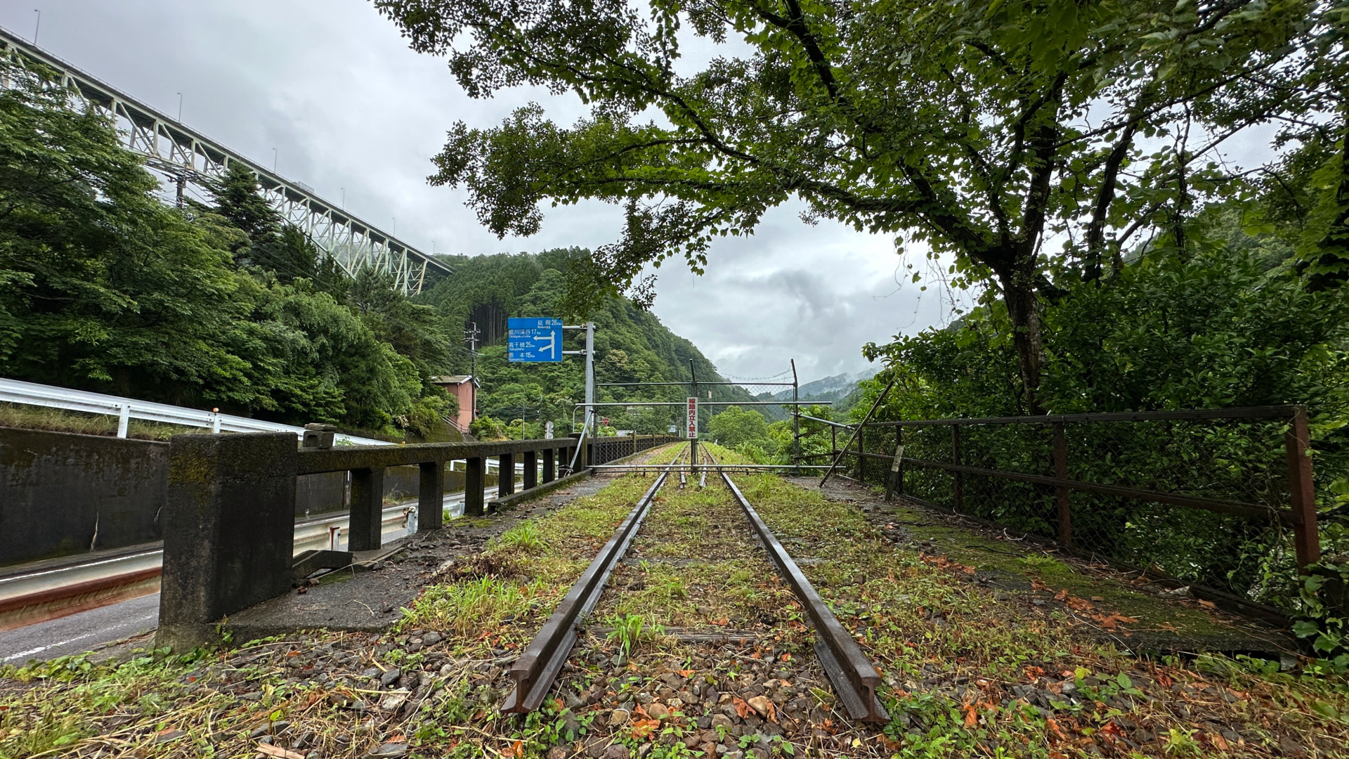 Überreste der Gleise der Takachiho-Line.