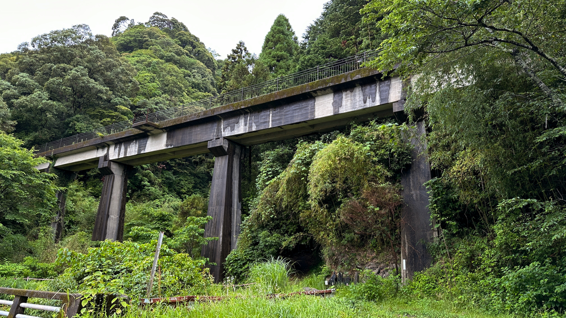 Eine ehemalige Eisenbahnbrücke.
