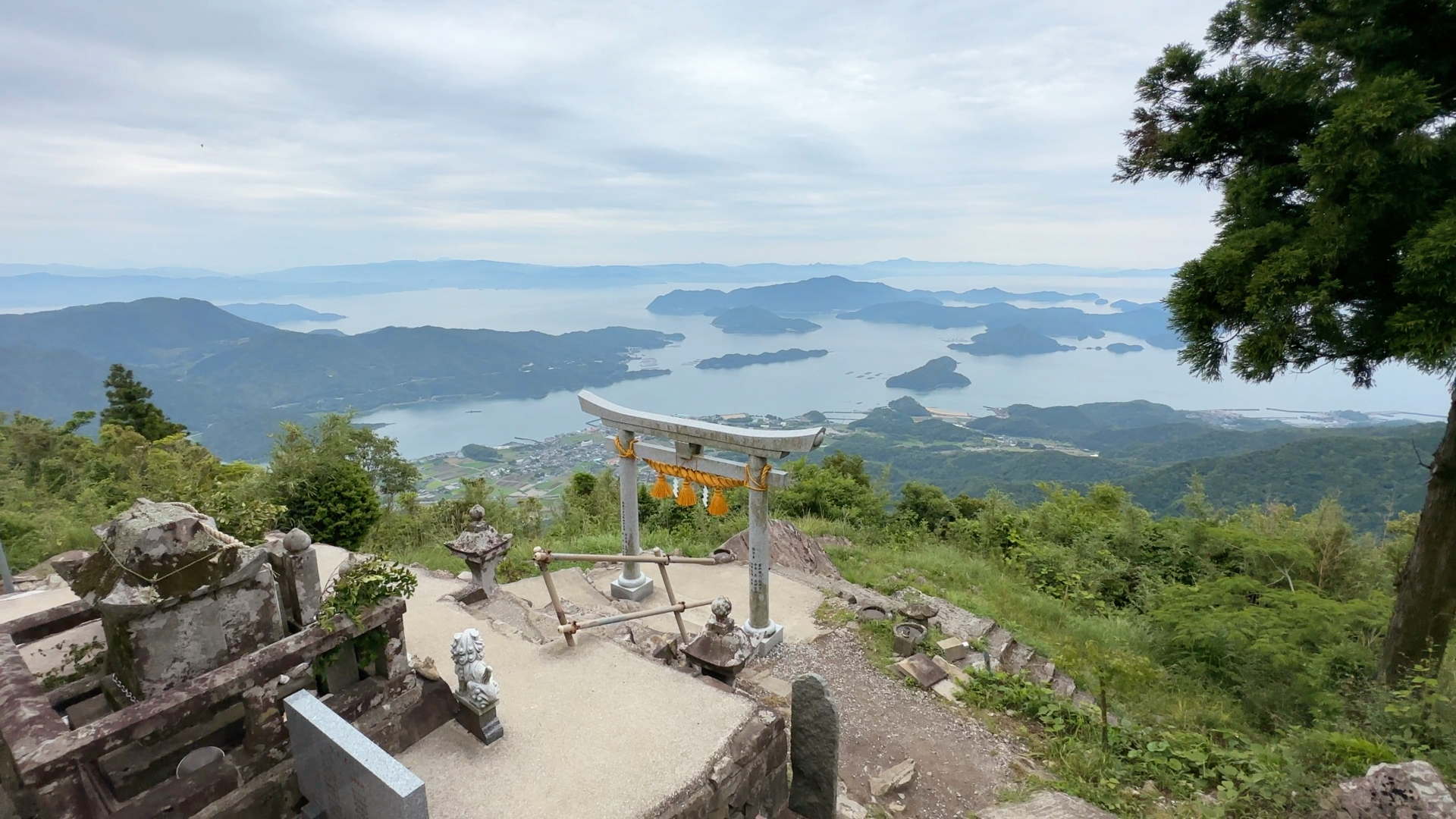 Auf dem Gipfel des Berges Kuratake auf der Insel Kamishima.