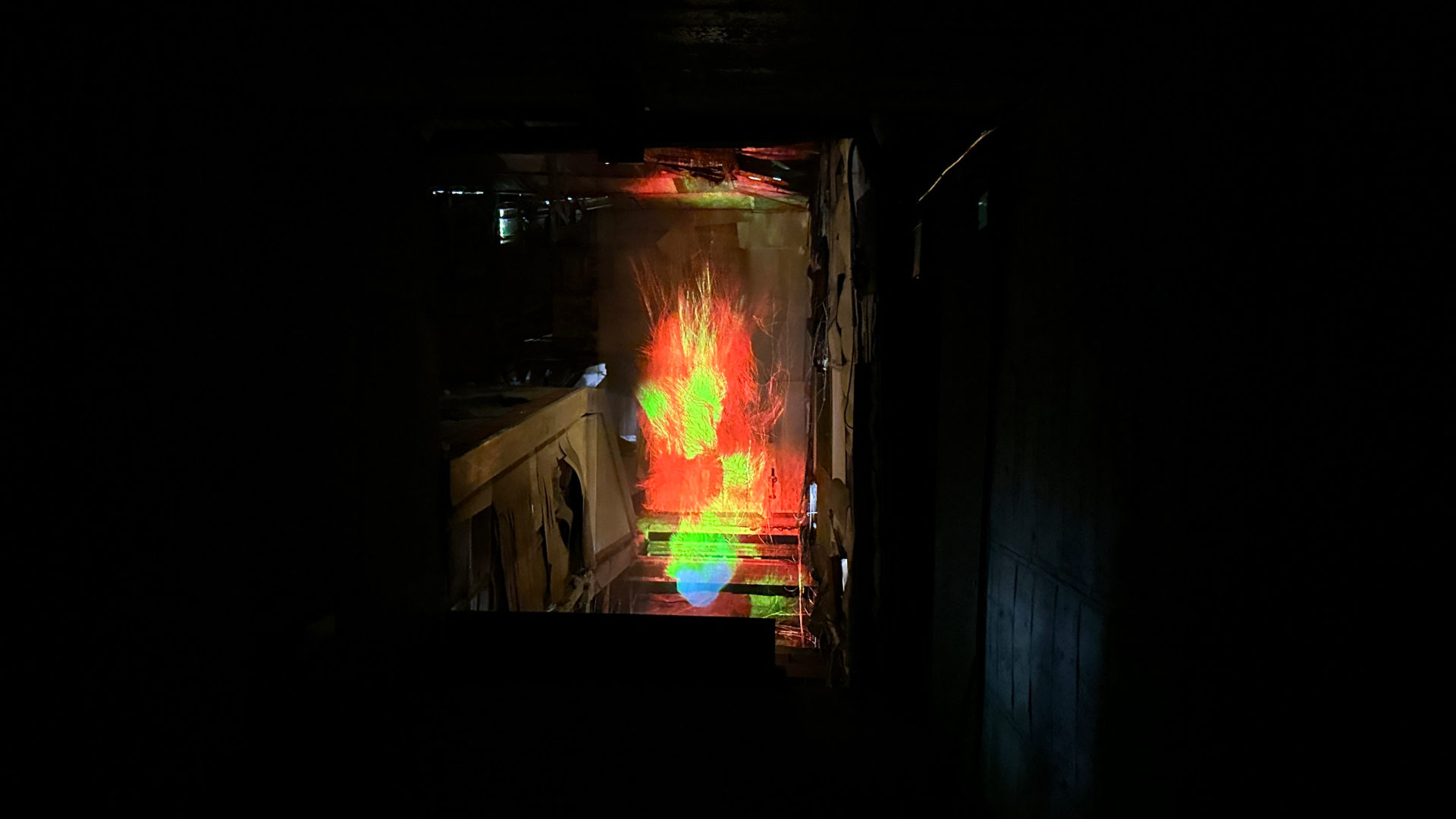 Ein digitales Feuer am Ende eines Ganges im Teil der Ruine des Hotels.