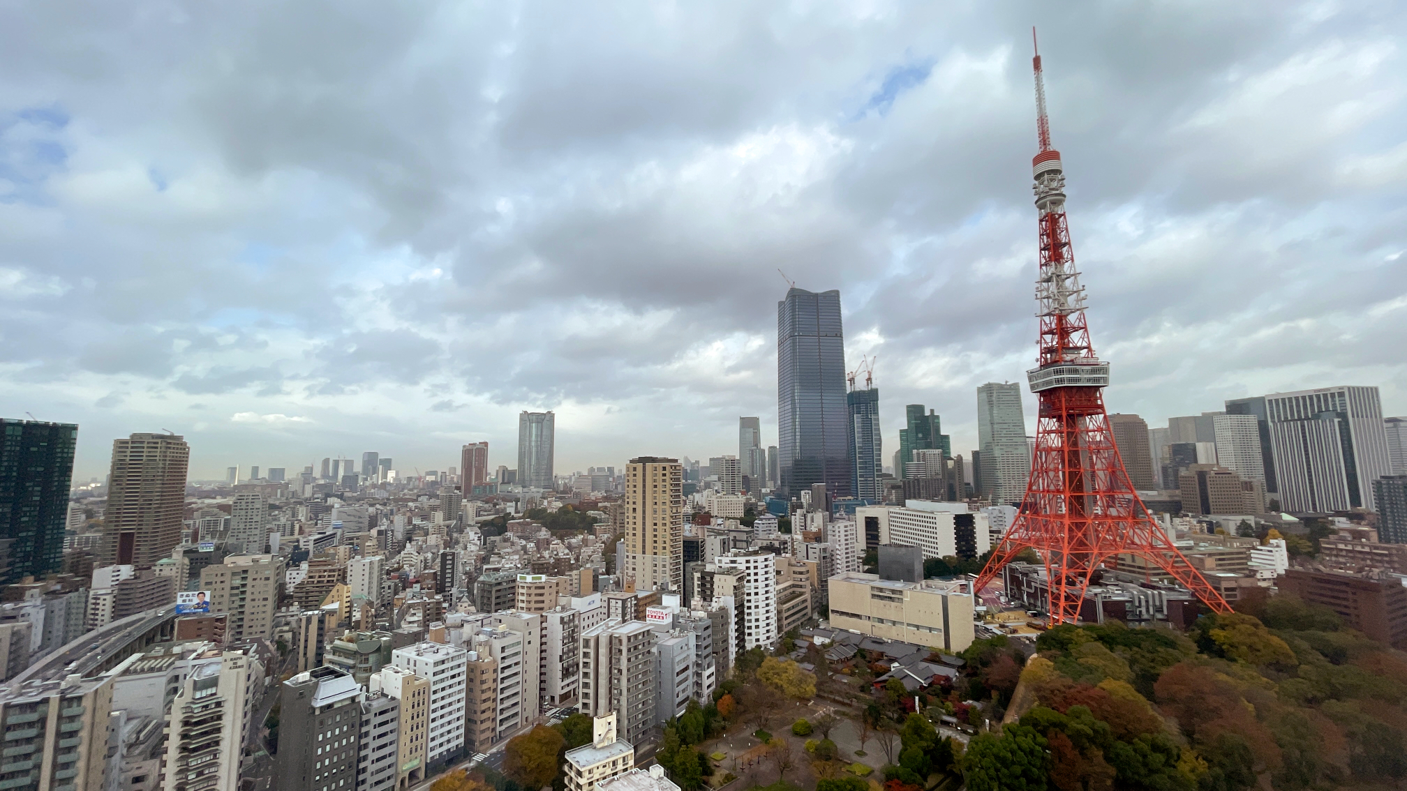 Tokyo Tower, Azabudai Hills und Roppongi Hills.