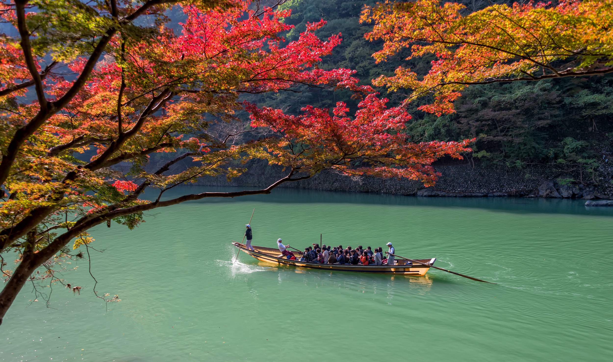 Eine Bootsfahrt auf dem Hozugawa im Herbst.