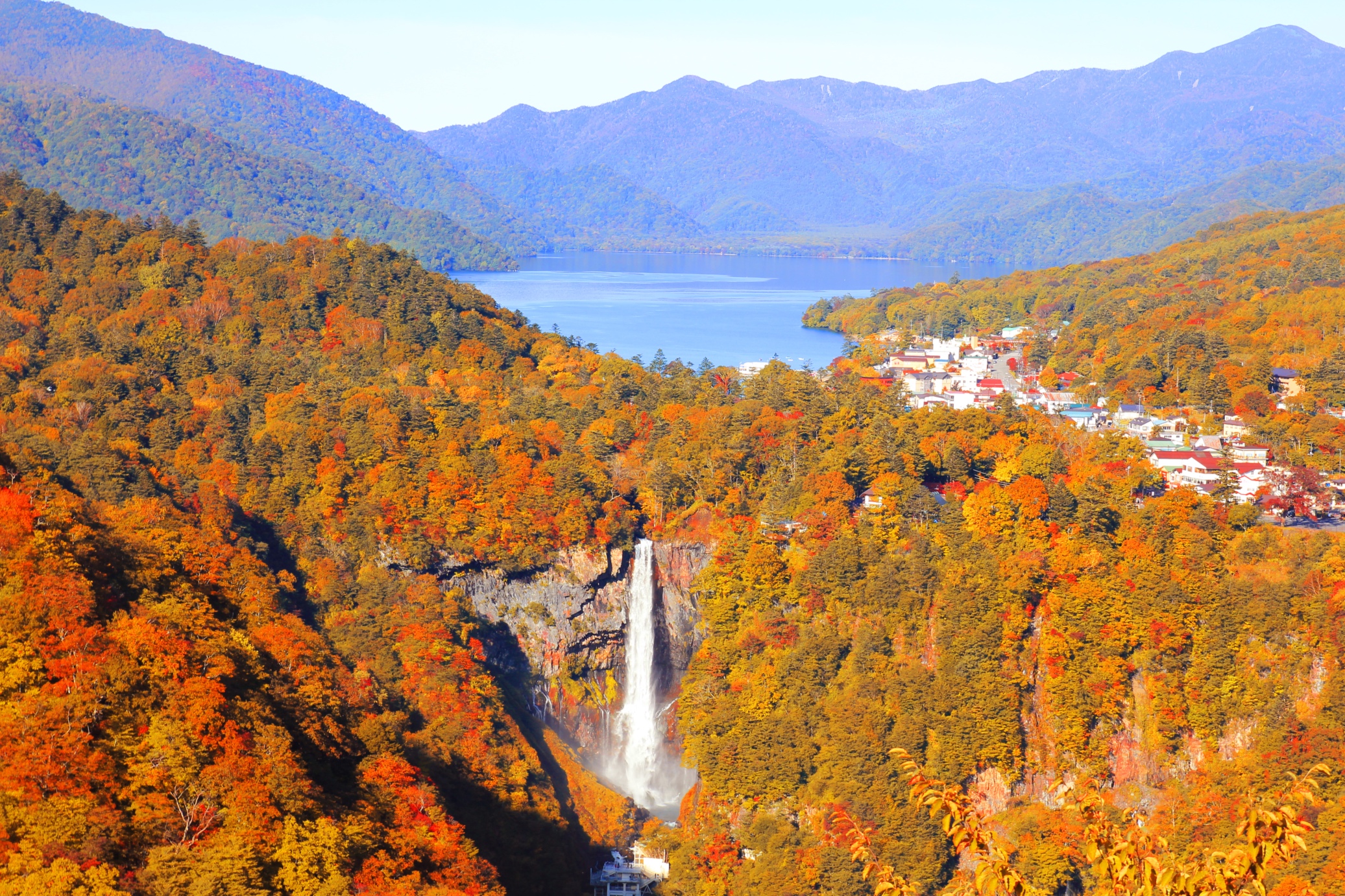 Der Kegon-Wasserfall und der See Chūzenji in Nikko.