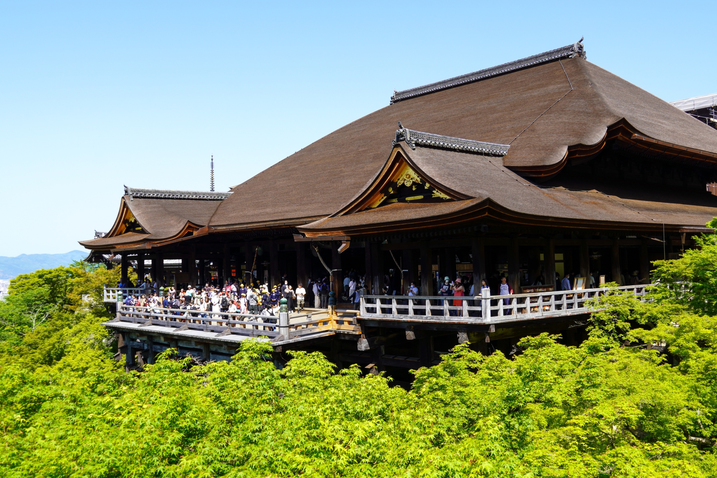 Touristen im Kiyomizudera in Kyoto.