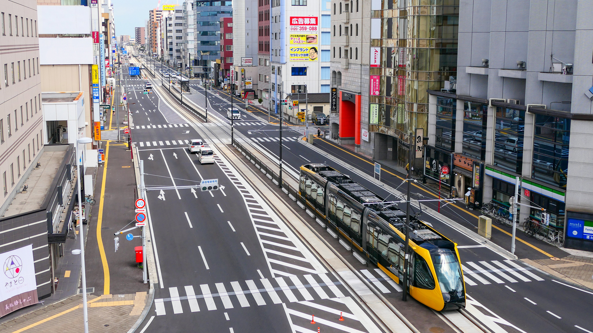 Die Strassenbahn von Utsunomiya auf einer Testfahrt am 23. August 2023.