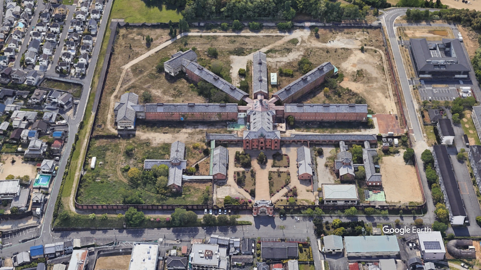 Eine Vogelperspektive auf das Gefängnis von Nara.