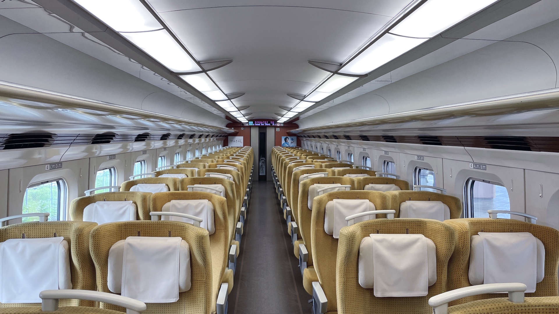 Im Mini-Shink­an­sen: Vier anstatt fünf Sit­ze pro Rei­he.