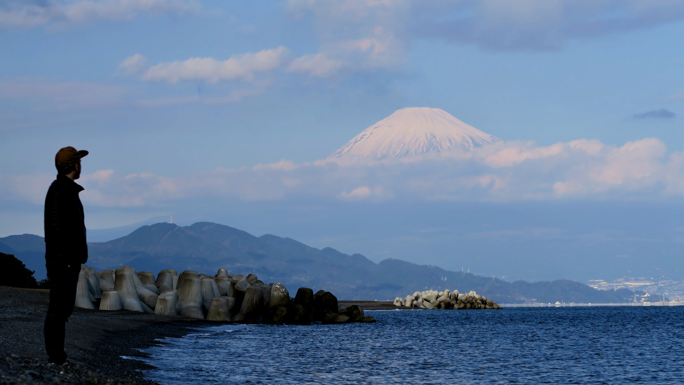Der Blick vom Meer auf den Fuji.