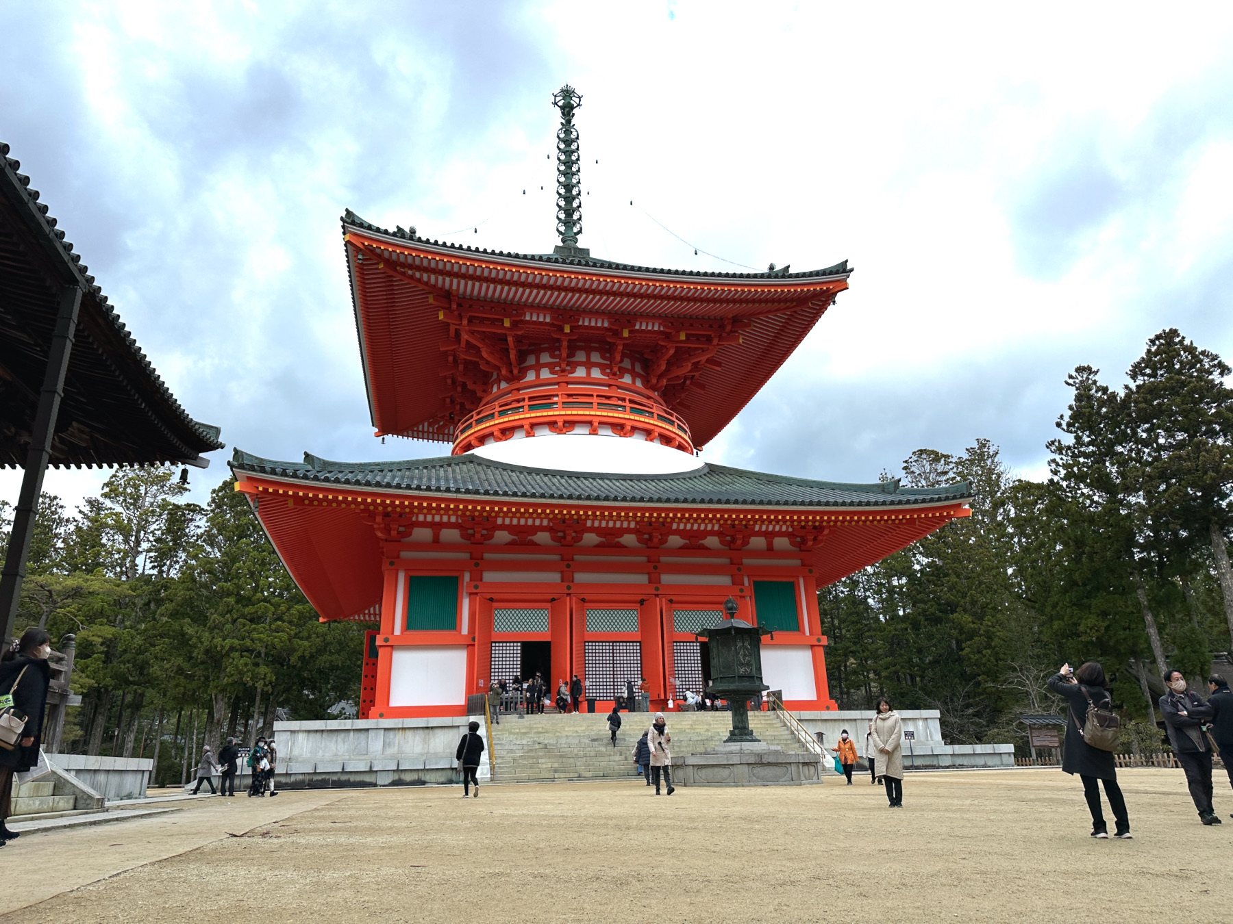 Konpon Daitō: Die 48,5 Meter hohe zweistöckige Pagode.