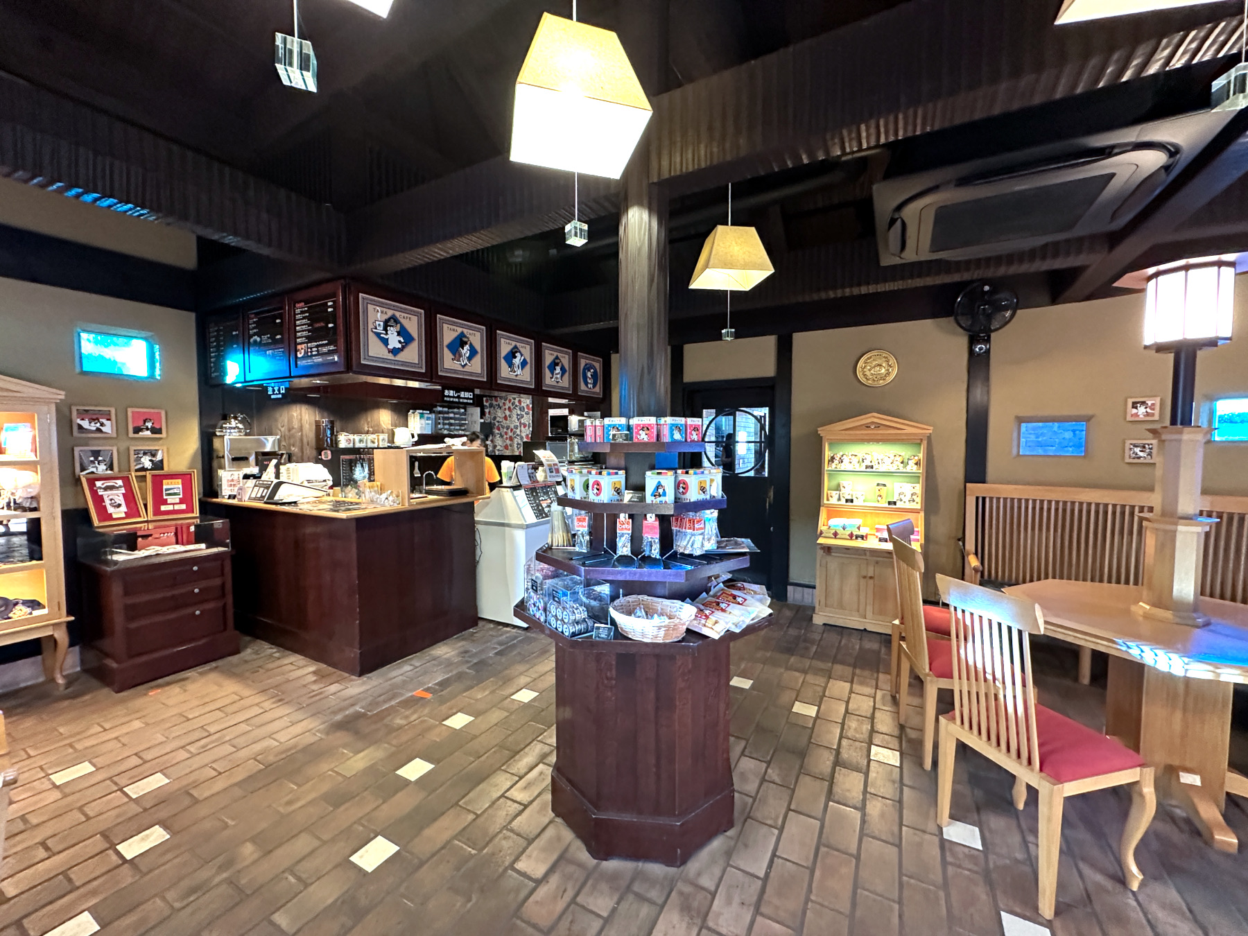 Das Café im Bahnhof Kishi.