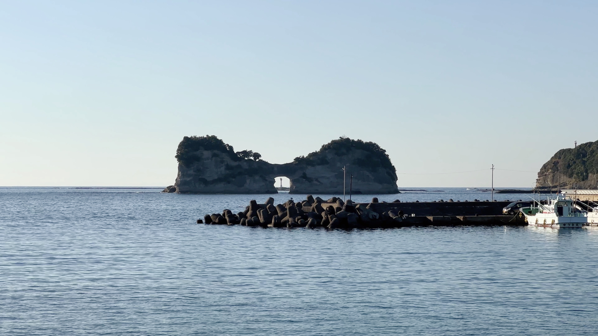 Ein Wahrzeichen von Shirahama: Die Felseninsel Engetsu.
