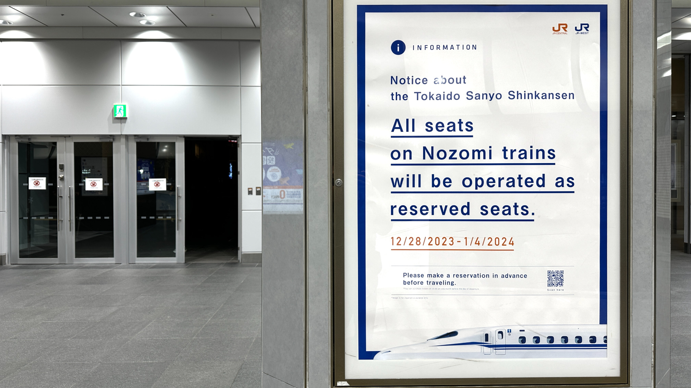 Im Bahnhof Tokio wird auch auf Englisch über die Neuerung informiert.