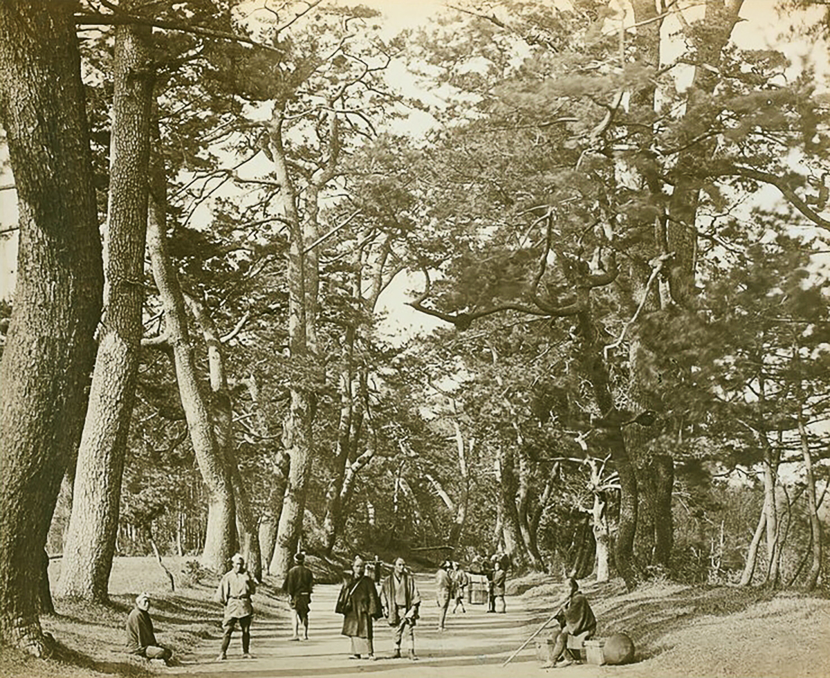 Ein Foto der his­to­ri­schen Tōkai­dō-Stras­se am Ende der Edo-Zeit 1865.
