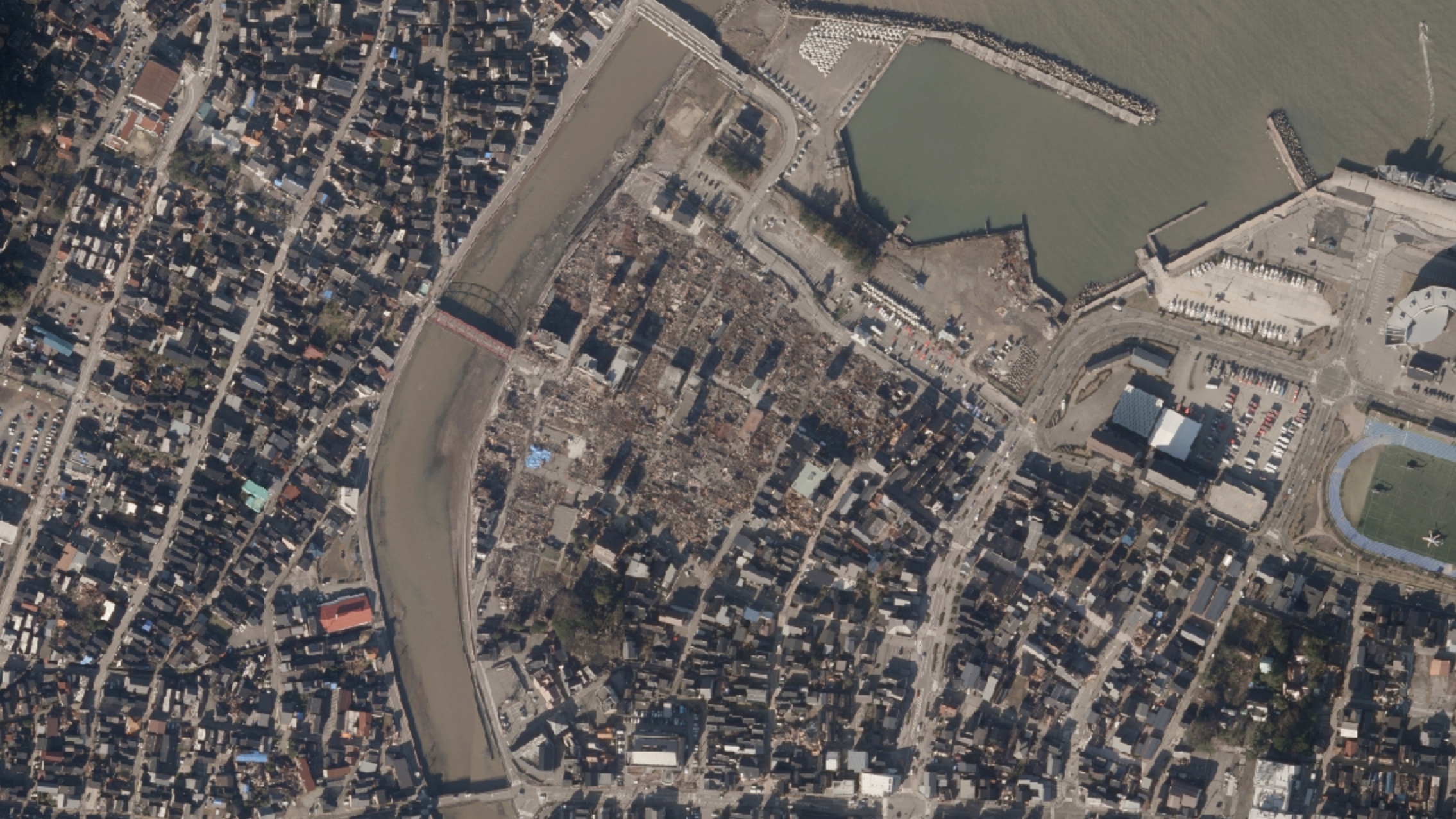 Satellitenaufnahmen von Wajima zeigen die Zerstörung im Zentrum.