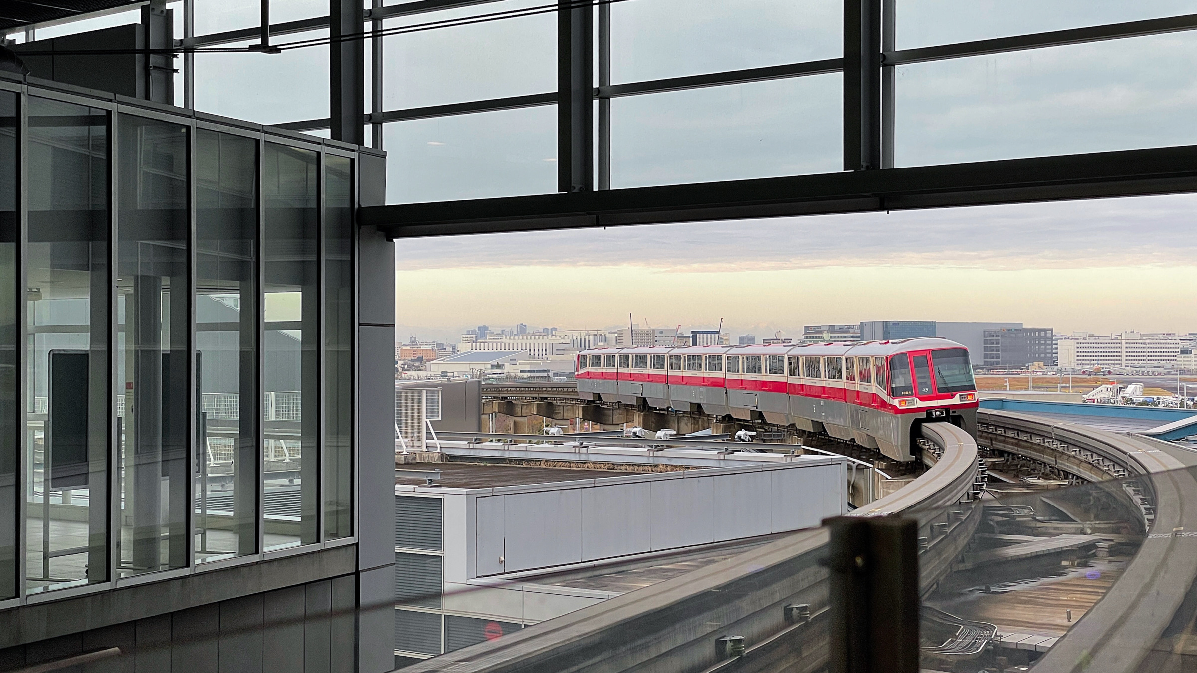 Die Tokyo Monorail bei der Ankunft im Flughafen Haneda.