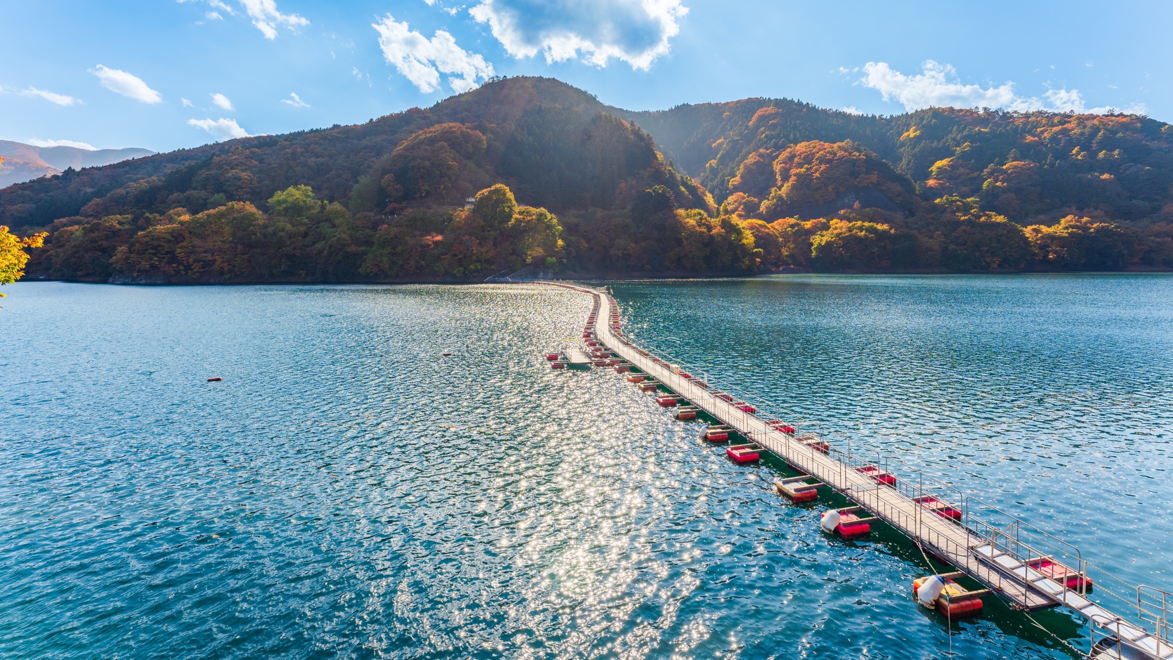 Die Pon­ton­brü­cke auf dem Oku­t­a­­ma-See.