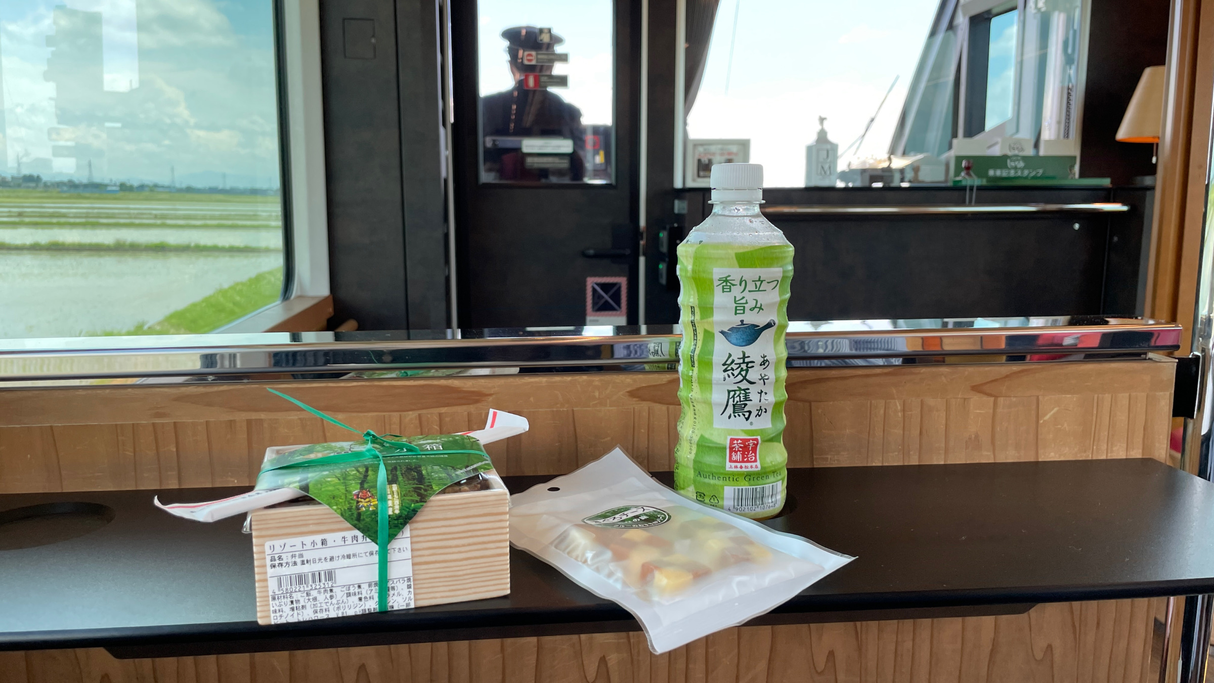 Mit Lunchbox und Getränk lässt sich die Reise geniessen.